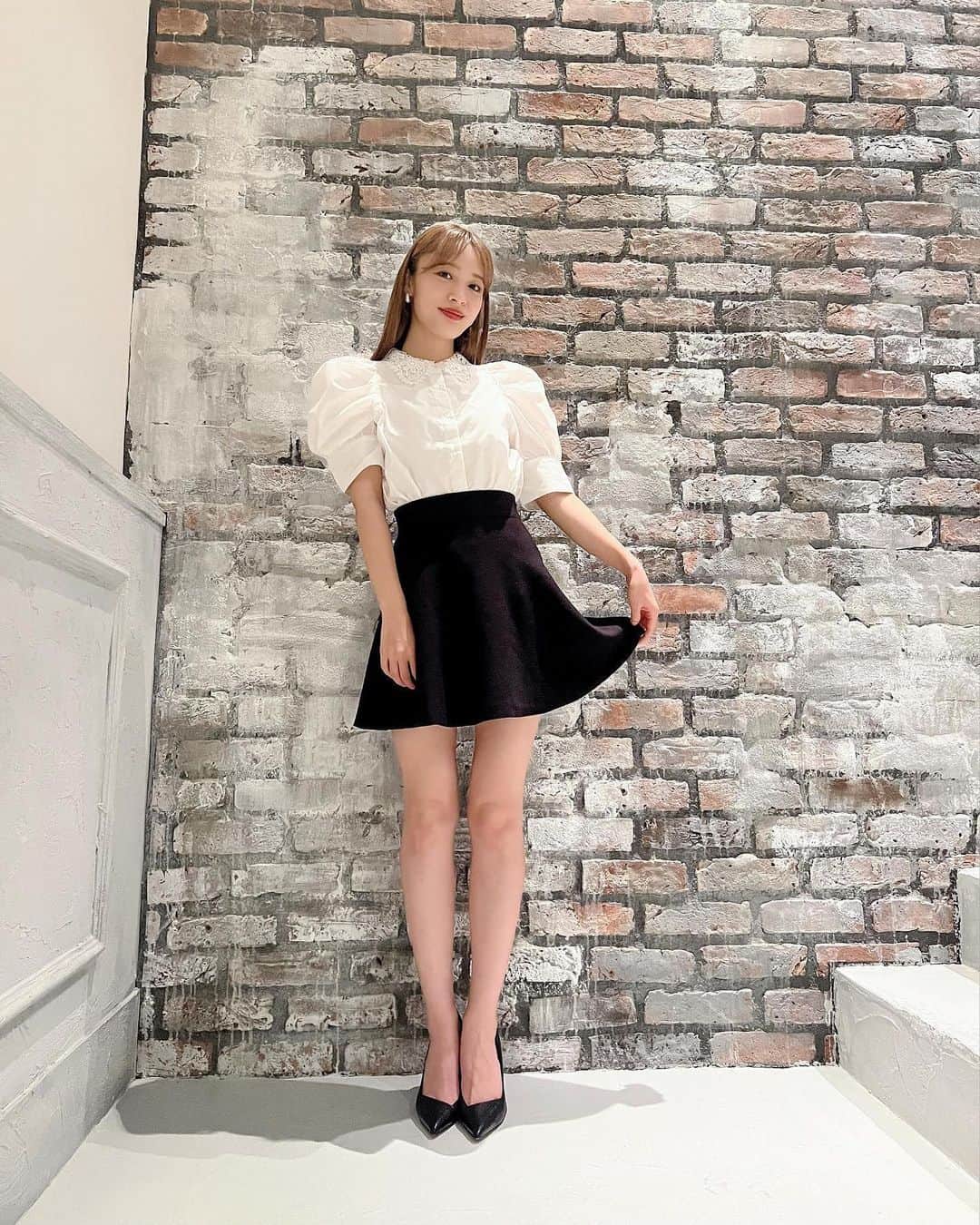 神部美咲のインスタグラム：「全力ぶりっ子🤍🖤🤍  久々の #ミニスカ 投稿」