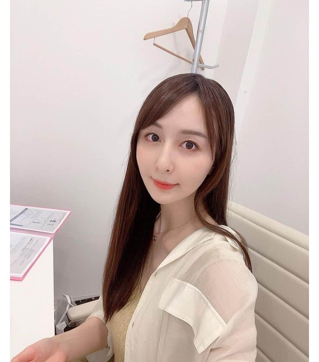 希崎ジェシカさんのインスタグラム写真 - (希崎ジェシカInstagram)「こんにちは☺️  @pillclinic_shinjuku さんに行ってから １ヶ月経ちました🍒  今回私が受けた施術は ウルトラヴィラ（しかもプレミアム🙌） なので、想像以上の効果を実感してます🤫  ふっくら感があるんです🍗🍗笑  施術中の痛みは全くないのに しっかりした効果あるので 最近は友達にもおすすめしてます✨  メンテナンスとしては 1年に1回とかでも良いみたいなので 女性にとって大切な事なのに誰に相談したら良いかわからない！悩んでいる方がいたら 話しやすいあっこ先生 @dr_akko にぜひ相談してみてほしい💕  ピルクリニックの 女性が女性である事を 楽しめる人生のお手伝いって素敵なお言葉だなぁ🥹🍀  #膣ハイフ　#膣HIFU #ウルトラヴェラ　#yoniHIFU #ヨニハイフ　#ピルクリ膣HIFU #ハイフ　#HIFU #膣ケア　#産後ケア　#膣トレ　#あっこ先生　#産婦人科専門医 #Pillクリニック新宿　#ピルクリ新宿　#婦人科形成　#美容外科 #婦人科 #新宿クリニック」9月30日 18時25分 - kizaki_jessica