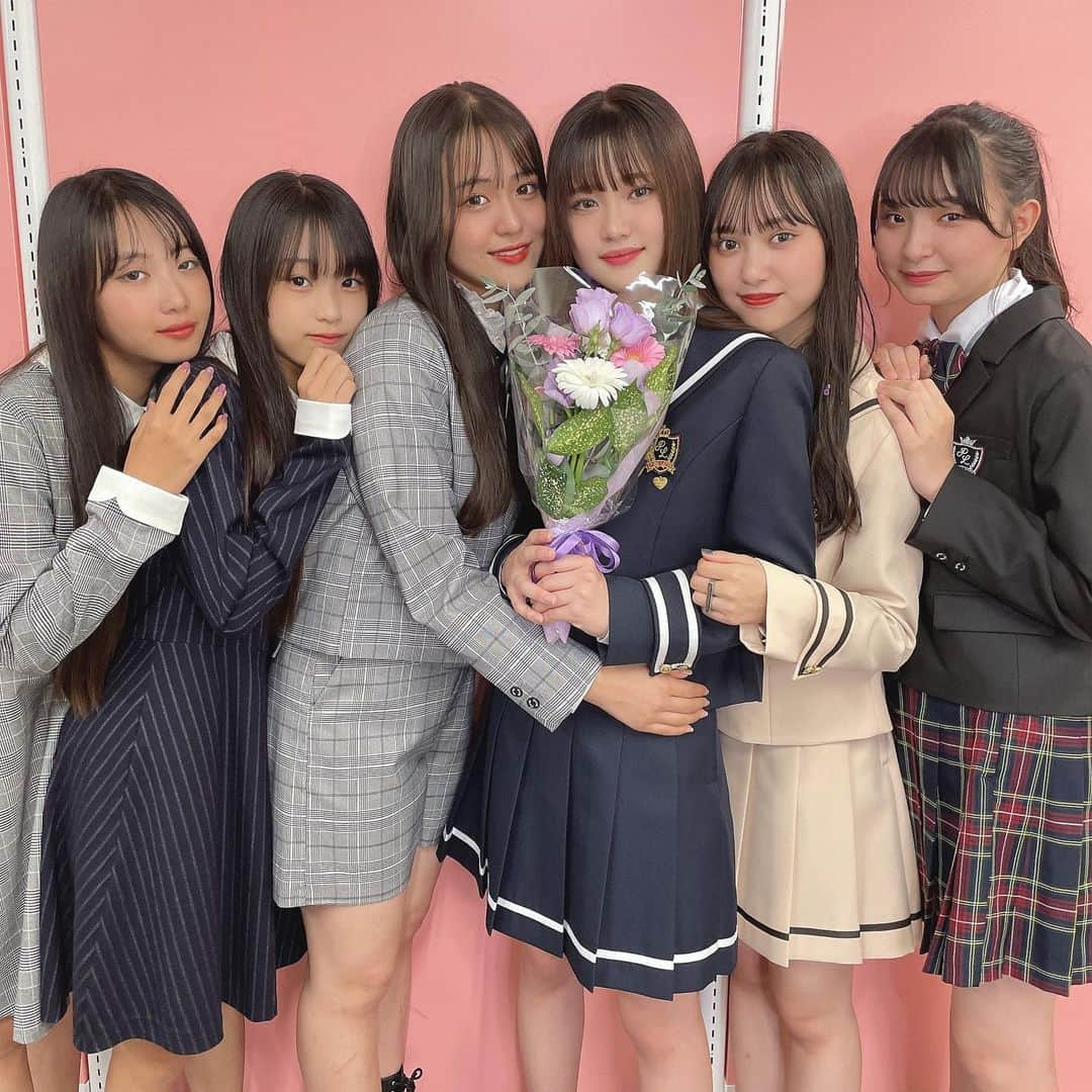 PINK-latte TV (ピンクラテTV) 公式のインスタグラム：「【ピンクラテTV #卒業式 💐】  本日をもってセリはPINK-latte TVを卒業します😌♥  今までセリの応援をしてくれていたぴてぃーずのみんな、ありがとう🥰💗  ぜひこれからもセリの応援をお願いいたします💓  夢のためへの第一歩を進み始めるセリを PINK-latte TVメンバー全員で全力で🔥 応援してるよ👼🫶🏻🫶🏻 だいだいだいすきだよ。♥  #ピンクラテ #ピンクラテTV #pinklatte #卒業 #卒業式 #jc3 #jc #jcモデル」