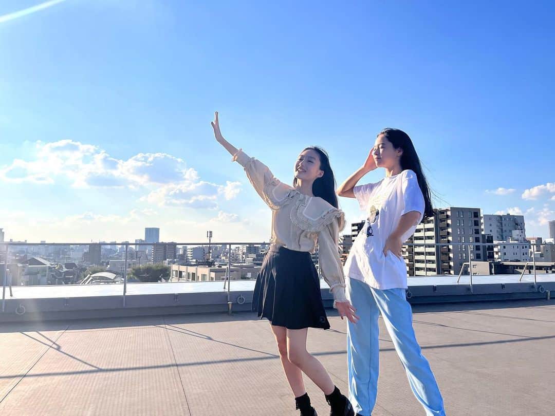 ニコ☆プチのインスタグラム：「💙☁️🍂  秋晴れの日が多くて気持ちいいね〜☺️ 風を感じるユメナ＆ハルハをどうぞっ🍃 TikTokにも……😉❔  1週間お疲れさまでした🙌🏻🌟  #飯尾夢奏 #星名ハルハ #秋晴れ」