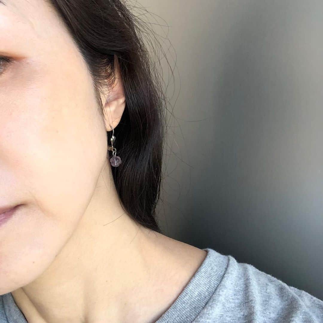 80232koのインスタグラム：「高校生の頃  まわりは皆んなピアスを開けているのに  全く開ける気が無かった私に  友達が買ってきたピアス  ピアスを開けたのはその6年後でした  #ピアス  そして28年経って付けてるw  チタンではないが大丈夫」