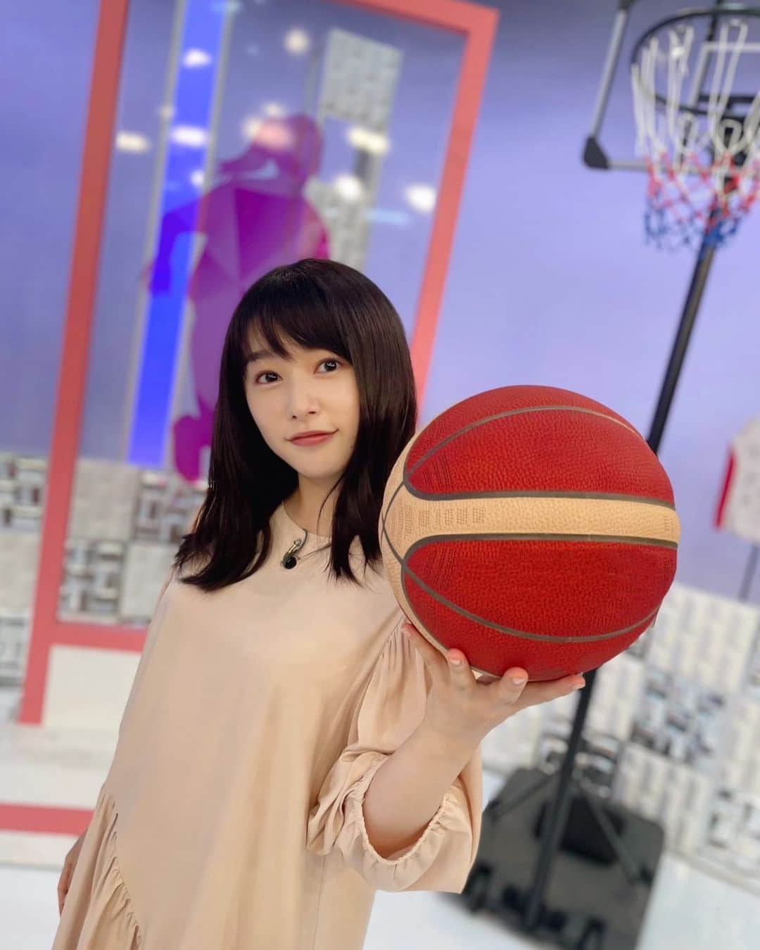 桜井日奈子さんのインスタグラム写真 - (桜井日奈子Instagram)「ばーすけ。🏀  ただいまオーストラリアと中国が対戦中ですね、  ひとつのゴール、ひとつのディフェンス、ひとつのスティール、 一瞬で戦況が変わるのがバスケの面白いところ  #女子バスケットボールワールドカップ  衣装 @saaageboutique」9月30日 18時45分 - sakurai.hinako_official