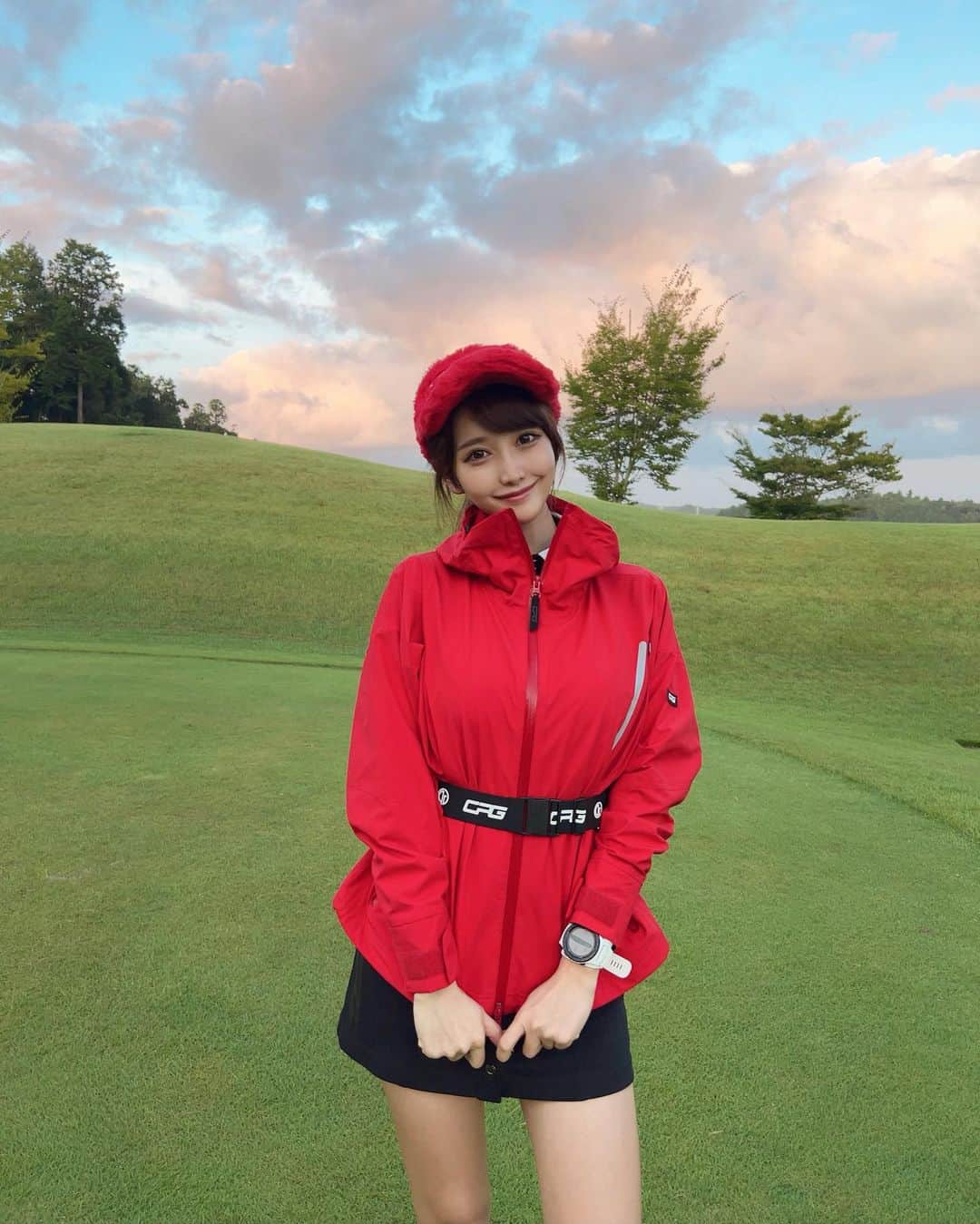 のインスタグラム：「. ❤️‍🔥❤️‍🔥❤️‍🔥 . 全身 @cpggolf_official コーデ❤️ . ベルト付きのさらっとしたジャケット着たよ✨ シルエットもかっこいいし、映える⛳️❤️ . バイザーもふわふわでかわいいの〜🥰 寒くなったらふわふわバイザーは鉄板でほしくなる♡✨ . . #ゴルフ女子#ゴルフ#ゴルフウェア#ゴルフコーデ#シーピージー#シーピージーゴルフ#golf#golfwear#golflife#golfstagram#golfaddict#cpggolf#golfcourse#golfclub#golfday#golfislife」