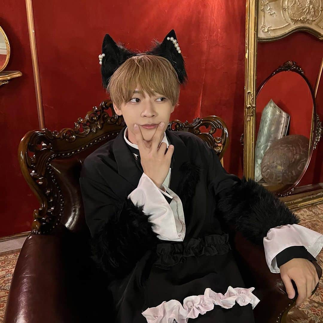 双葉小太郎さんのインスタグラム写真 - (双葉小太郎Instagram)「新MV『黒猫ファミリア』が公開されました！たくさん見てくださいね〜！ ハロウィンライブがより楽しみですね！」9月30日 18時57分 - 9bic_kotaro