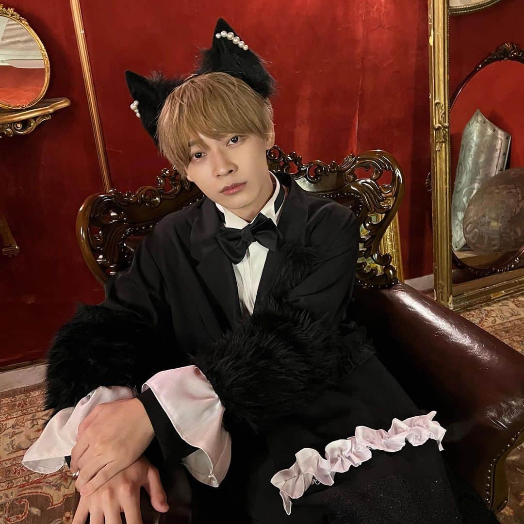 双葉小太郎のインスタグラム：「新MV『黒猫ファミリア』が公開されました！たくさん見てくださいね〜！ ハロウィンライブがより楽しみですね！」