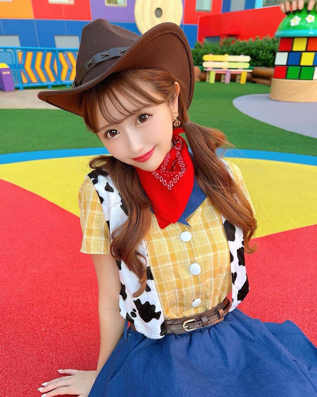 のインスタグラム：「何枚目が推し？♥️  ディズニーでコスプレしてきた！ 今回はウッディだよ🔫✨ コスプレ👗💞【 @sugarnine_official 】 生地しっかりしてるし可愛い♥️    #ディズニーコスプレ  #disney  #dハロ仮装  #ウッディーコーデ  #ウッディコスプレ  #コスプレ  #コスプレかうならシュガーナイン」