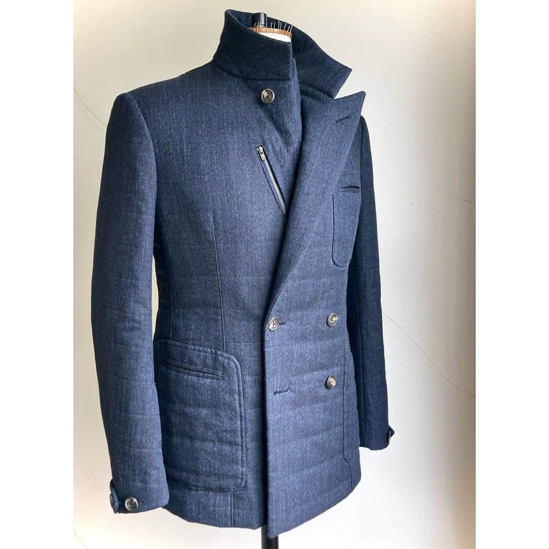 ギーブス&ホークスのインスタグラム：「Bespoke double-breasted blazer, inspired by Gieves’s naval heritage. Tailored in a ‘denim’ blue brushed cotton twill, and quilted with 100% cotton wadding. Designed, cut and made by head cutter Davide Taub  #bespoke #savilerow」