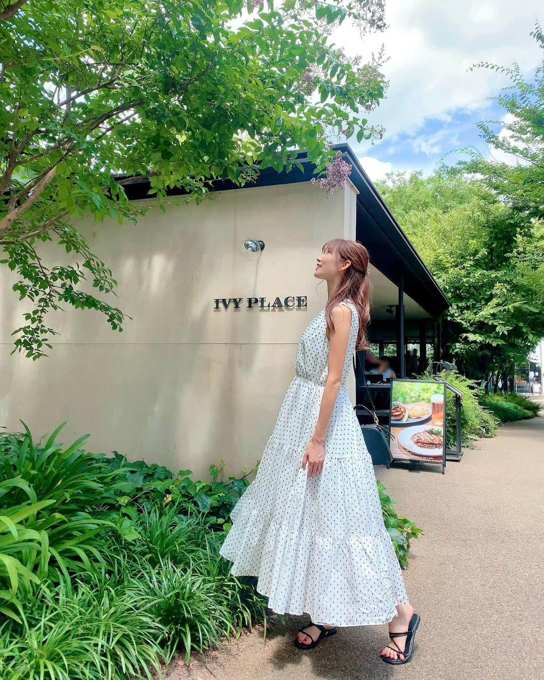 美波千夏さんのインスタグラム写真 - (美波千夏Instagram)「. もう秋服の準備しないと🍁🍂 今持ってるワンピに 薄手の羽織でしのぐぞ🥳  そろそろサンダルはしまおうかね🥺 楽でよく履いちゃうけど♪  写真は前の🍃 載せる写真がないもんで🤣  お気に入りすぎるワンピ @efla_official 💠💠  .  .  #マタニティコーデ　 #プレママ　 #マタママ #妊婦コーデ　 #妊娠後期 #妊娠9ヶ月　 #ワンピース #夏コーデ #秋コーデ　 #大人ワンピ #妊婦 #妊婦服 #pregnancy  #ぷんにーらいふ  #ぷんにーコーデ」9月30日 19時33分 - chinatsu_minami