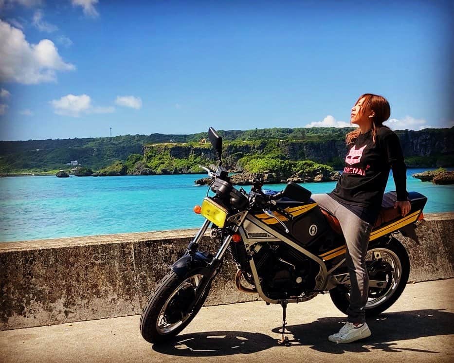 よもぎのインスタグラム：「光合成  #バイク #旧車バイク #vt250 #250cc #motorcycle #バイク女子 #女子ライダー #バイクのある生活  #バイクのある風景  #昭和好きな平成生まれ  #沖縄移住生活」
