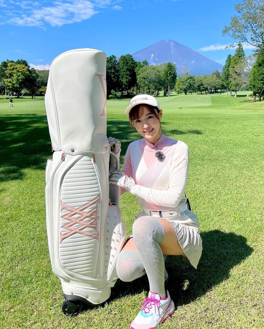 のインスタグラム：「富士山と一緒に🗻  ついに！ずっと欲しかった！ コロコロキャディーバックデビュー🆕 バックを持っての移動が多いから コロコロずっと欲しかった🥰  デザインも可愛い❤️  @anewgolf_tokyo のだよ✨✨ ゆかちんまる　@yukachinmaru_golf とお揃い😁  #ゴルフ　#ゴルフ女子　#ゴルフウェア #ゴルフコーデ #コロコロキャディバッグ #ゴルフ好きと繋がりたい」