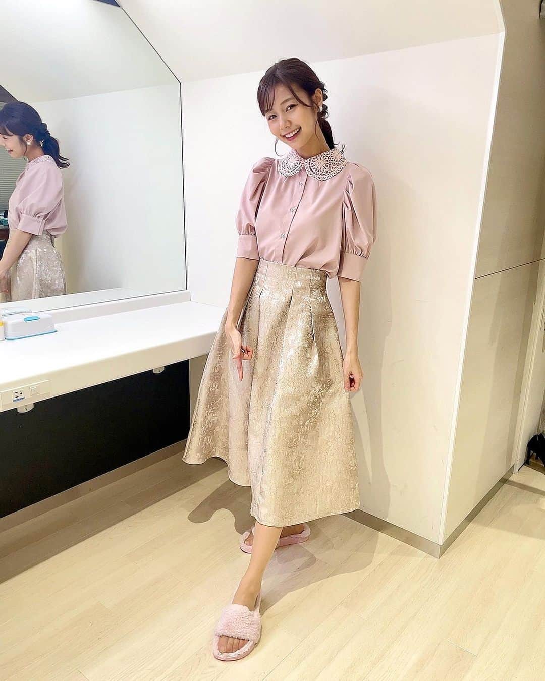 杉浦みずきのインスタグラム：「. 衣装のブラウスとスリッパがおんなじピンクでリンクしてた😂💕」