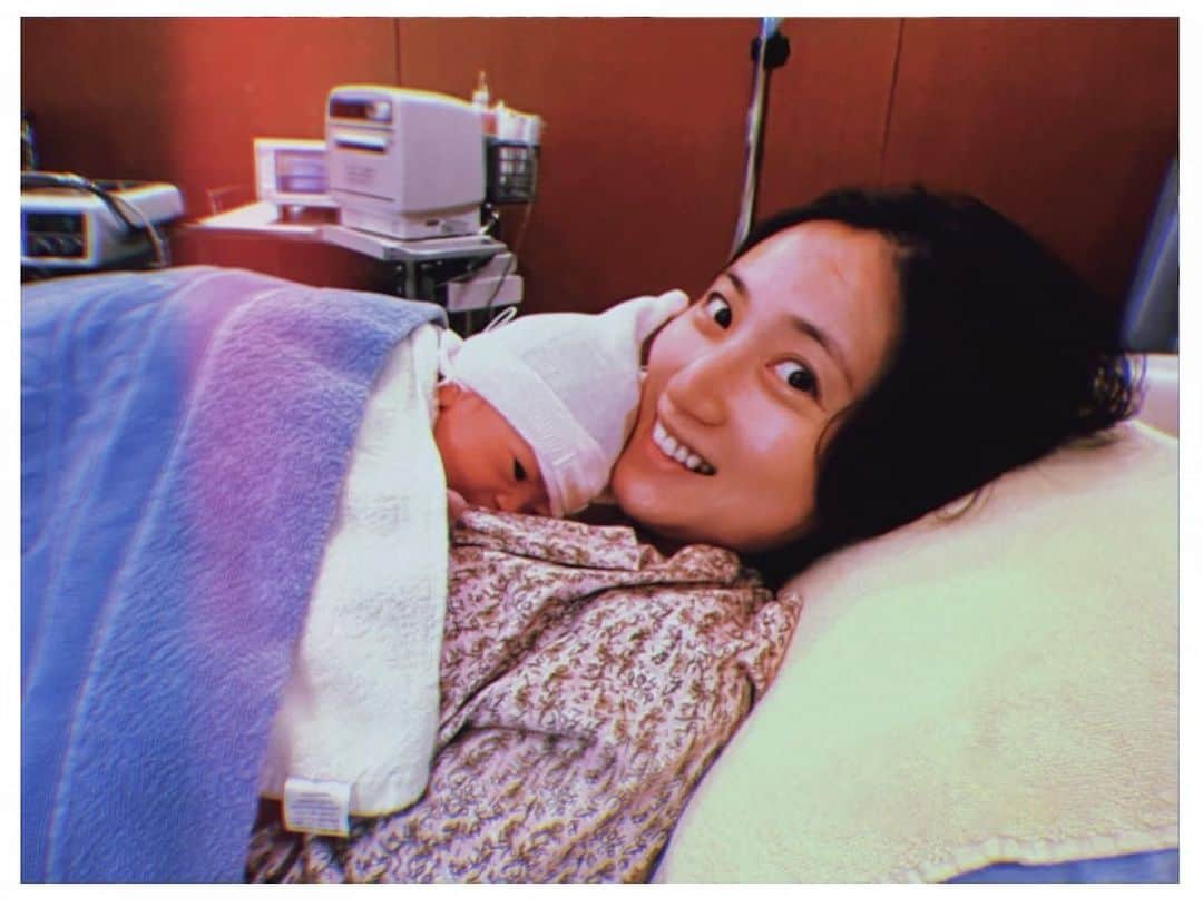 紗綾さんのインスタグラム写真 - (紗綾Instagram)「【ご報告】 先日第一子誕生しました‼︎ 元気な女の子です👶🏼💛 私が決めていた出産のテーマは、 『家族みんなでオモロい出産をする』 だったんですが、 本当にすごく楽しくて、面白くて、幸せいっぱいなお産をする事が出来ました✨ 支えていただいた皆さん、応援してくださった皆さんに感謝です☺️ 詳しいことは、体調が回復してきたら またアップしたいと思います。 一先ずご報告でした！ 今後ともよろしくお願いいたします🌼 #出産 #第一子 #新米ママ」9月30日 20時00分 - saaya_official_