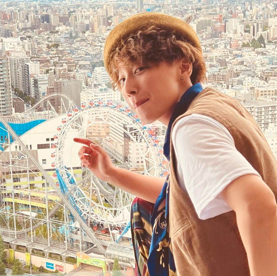 ひなたさんのインスタグラム写真 - (ひなたInstagram)「東京ドームホテルに泊まって、その隣にある遊園地に行って遊びまくってきたよ〜♡  景色綺麗すぎて空に浮かんでるかのようやろう  こんな立派な遊園地やのに東京に引っ越してきて2年も経つのに今まで知らんかって悔しい。 んまぁ新しいデートスポット見つけて嬉しい♡  お化け屋敷めちゃくちゃ行きたかったけどこの日は無駄に心拍上げずに穏やかに過ごしたい気持ちやったので、ジェットコースターとバックコースターとブンブン船だけ乗りました。笑  でもそのお化け屋敷は裸足でしか入られへんくて、床ビチャビチャとかヌルヌルやったりする演出を楽しめるわけ？！って帰ってから考え出したら悔しくて夜も眠れんかったわ。 そうなんかは知らんけど。笑  予約したサイトがkkdayって言うサイトなんやけど、ホテルと遊園地の乗り物チケットが3枚付いてたプランやって、なんだかめっちゃお得な気分になりました幸せになりました。  今回は提供で使わせてもろうたんやけども、今後のデート旅とかでも使うなぁと思うくらいイイと思いましたよう  #pr #kkday旅 #東京ドームホテル @kkdayjp」9月30日 20時01分 - imomuhi_nata