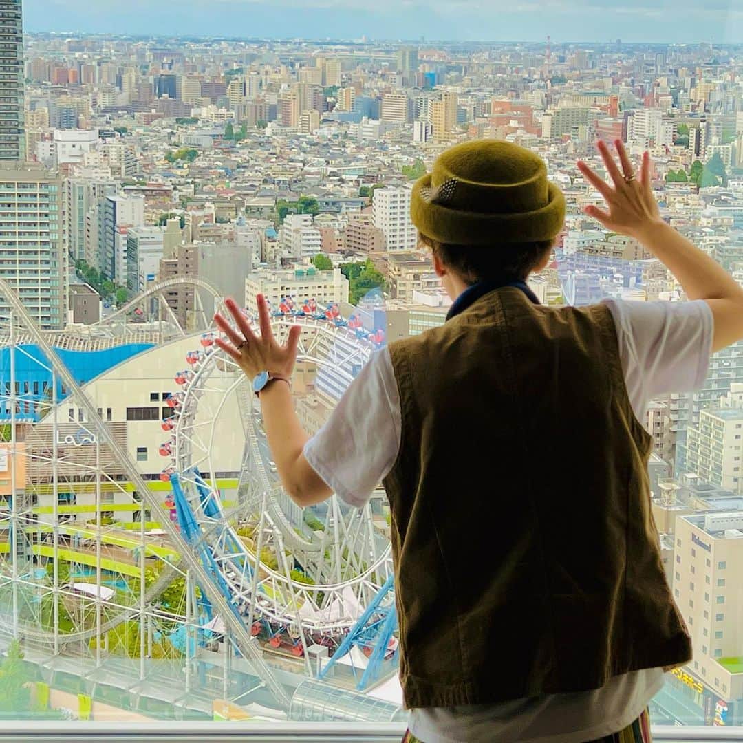 ひなたさんのインスタグラム写真 - (ひなたInstagram)「東京ドームホテルに泊まって、その隣にある遊園地に行って遊びまくってきたよ〜♡  景色綺麗すぎて空に浮かんでるかのようやろう  こんな立派な遊園地やのに東京に引っ越してきて2年も経つのに今まで知らんかって悔しい。 んまぁ新しいデートスポット見つけて嬉しい♡  お化け屋敷めちゃくちゃ行きたかったけどこの日は無駄に心拍上げずに穏やかに過ごしたい気持ちやったので、ジェットコースターとバックコースターとブンブン船だけ乗りました。笑  でもそのお化け屋敷は裸足でしか入られへんくて、床ビチャビチャとかヌルヌルやったりする演出を楽しめるわけ？！って帰ってから考え出したら悔しくて夜も眠れんかったわ。 そうなんかは知らんけど。笑  予約したサイトがkkdayって言うサイトなんやけど、ホテルと遊園地の乗り物チケットが3枚付いてたプランやって、なんだかめっちゃお得な気分になりました幸せになりました。  今回は提供で使わせてもろうたんやけども、今後のデート旅とかでも使うなぁと思うくらいイイと思いましたよう  #pr #kkday旅 #東京ドームホテル @kkdayjp」9月30日 20時01分 - imomuhi_nata