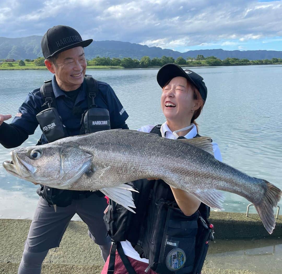 あさいあみのインスタグラム：「YouTube あみちゃんのもっと釣りたい🎣 今回は私の大先生❗️松岡プロと熊本県球磨川でのオカッパリ🎣  今回の釣行もたっっっっくさん勉強させていただきました😭 松岡さんとの釣行はいつも勉強になることばかりで脳のシワが増えていく😊嬉しい😆 そして なんでなんだろう、松岡さんと一緒撮影すると いつもランカー級が現れる🙄 松岡さんのパワーをめちゃくちゃ頂いております🤭 時化男のパワーも🤫www  本当に松岡さん、ソリッドバイブちゃん、球磨川のすずきさんに感謝です〜❗️  書きたいことありすぎでまとまらんから、直ちに動画を見てください❗️🤗  本当に見なきゃ損するよ❗️  ⁡  #asian#Japanese#girl#instagood#ig_japan#ガチ釣りガール#釣りガール#釣り好き#ガチ釣り#アングラードル#duel#hardcore#yozuri#チームduel #あみちゃんのもっと釣りたい#あみ釣り#あさいあみ #fishing #fishinggirls#shimano# #zeque #釣り#낚시여자#갂시좋아#シーバス#球磨川#熊本#オカッパリ#松岡豪之」