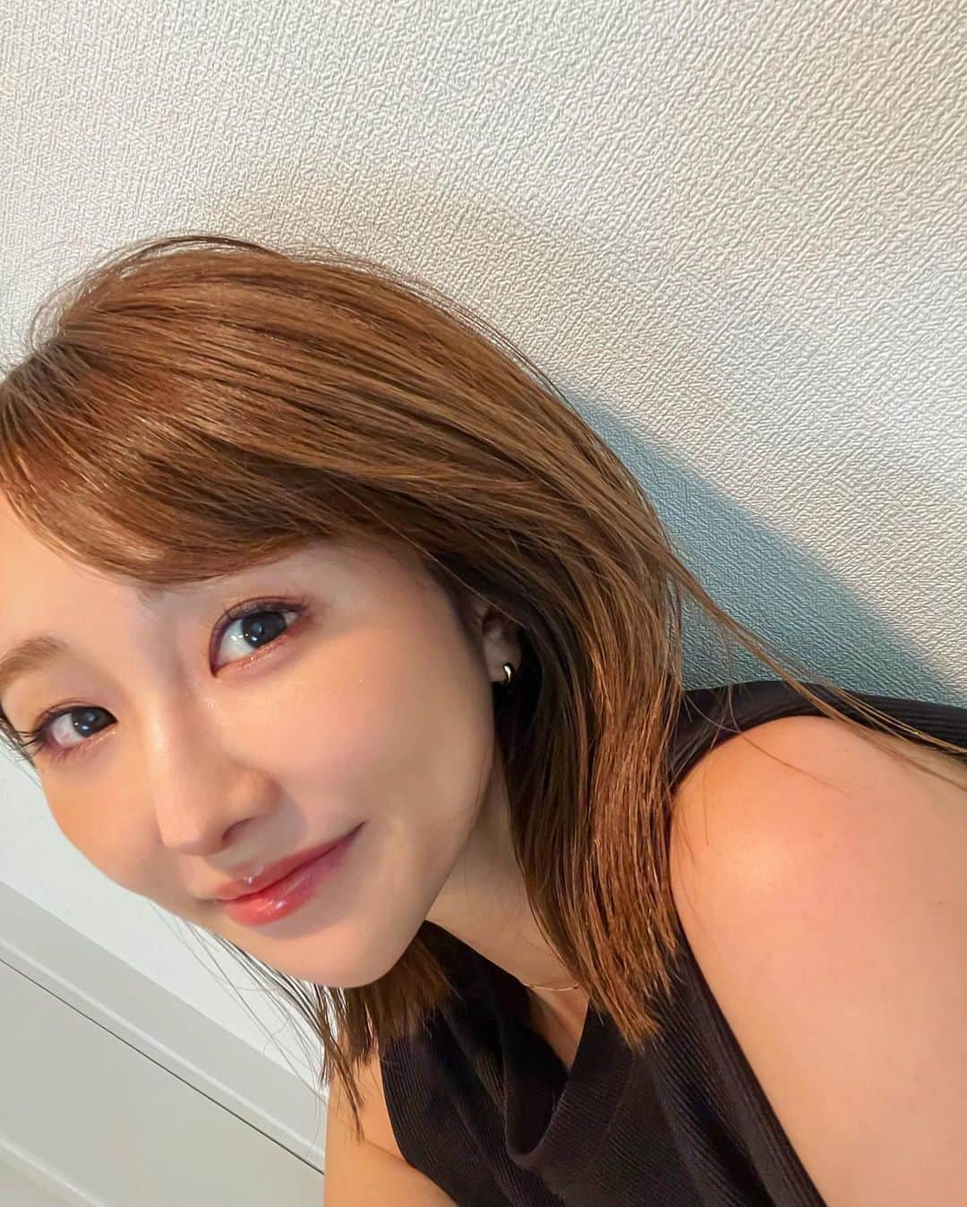 岡田ユリエのインスタグラム：「. ウェディング終わって ずっとしたかったこと✂︎  肩上までいっちゃった❤️ いつもありがとう😘 @nabe__log ❤️❤️」