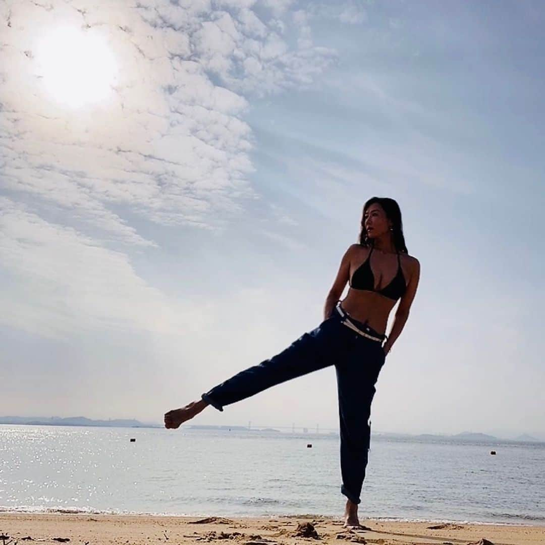 RURIKOさんのインスタグラム写真 - (RURIKOInstagram)「先日のbeach yoga🧘‍♀️ 真夏ほどではないけど、 昼間の浜辺はまだまだ暑いな☀️ 日が暮れるまではジリジリします✨ ⁡ でも今の時期は 人が居なくて本当に快適✨ ⁡ 水泳部、サーフィン、スキューバ、 いろいろやったけど、 最近は浜に上がってyogaをしています🧜‍♀️✨✨🐠 ⁡ プールがあったら、 久しぶりに飛び込み台から 飛び込みたいー🏊‍♀️🏖 水泳歴が1番長いの✨ ⁡ 写真だとかなり日焼けしてるみたいですが、そこまで焼けてはないです❤︎ 逆光のせいかな？😉  今回は雰囲気の良い感じの写真selectです❤︎ ⁡ ⁡ いいねやコメントを、 いつも、ありがとうございます😊💕 Thank you for many likes and comments ❤️  I'm glad ✨ ✨ ⁡ ⁡ #beachyoga#ビーチ#ヨガ #体育会系#swimmer#私の休日 #渋川海岸#海遊び#大人の休日 #瀬戸内海#穏やかな海 #癒しの時間 #ヨギーナ#美意識高い人#健康#健康美 #美人#love#美意識#綺麗#美活 #美魔女#selfie#beauty #japan#japanesebeauty#asian #アラフォー #アラフィフ#岡山 ⁡ お仕事以外のDMは返信しておりません🙏」9月30日 20時26分 - rurico37