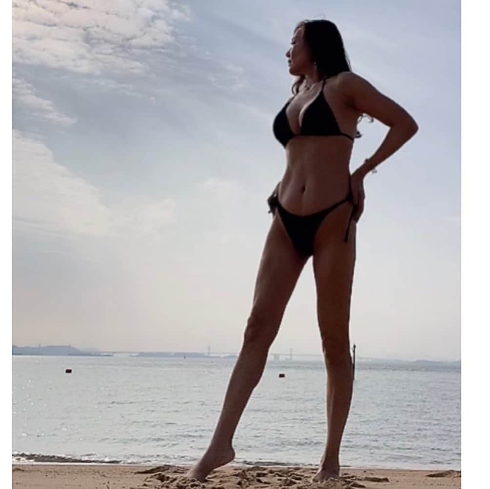 RURIKOさんのインスタグラム写真 - (RURIKOInstagram)「先日のbeach yoga🧘‍♀️ 真夏ほどではないけど、 昼間の浜辺はまだまだ暑いな☀️ 日が暮れるまではジリジリします✨ ⁡ でも今の時期は 人が居なくて本当に快適✨ ⁡ 水泳部、サーフィン、スキューバ、 いろいろやったけど、 最近は浜に上がってyogaをしています🧜‍♀️✨✨🐠 ⁡ プールがあったら、 久しぶりに飛び込み台から 飛び込みたいー🏊‍♀️🏖 水泳歴が1番長いの✨ ⁡ 写真だとかなり日焼けしてるみたいですが、そこまで焼けてはないです❤︎ 逆光のせいかな？😉  今回は雰囲気の良い感じの写真selectです❤︎ ⁡ ⁡ いいねやコメントを、 いつも、ありがとうございます😊💕 Thank you for many likes and comments ❤️  I'm glad ✨ ✨ ⁡ ⁡ #beachyoga#ビーチ#ヨガ #体育会系#swimmer#私の休日 #渋川海岸#海遊び#大人の休日 #瀬戸内海#穏やかな海 #癒しの時間 #ヨギーナ#美意識高い人#健康#健康美 #美人#love#美意識#綺麗#美活 #美魔女#selfie#beauty #japan#japanesebeauty#asian #アラフォー #アラフィフ#岡山 ⁡ お仕事以外のDMは返信しておりません🙏」9月30日 20時26分 - rurico37