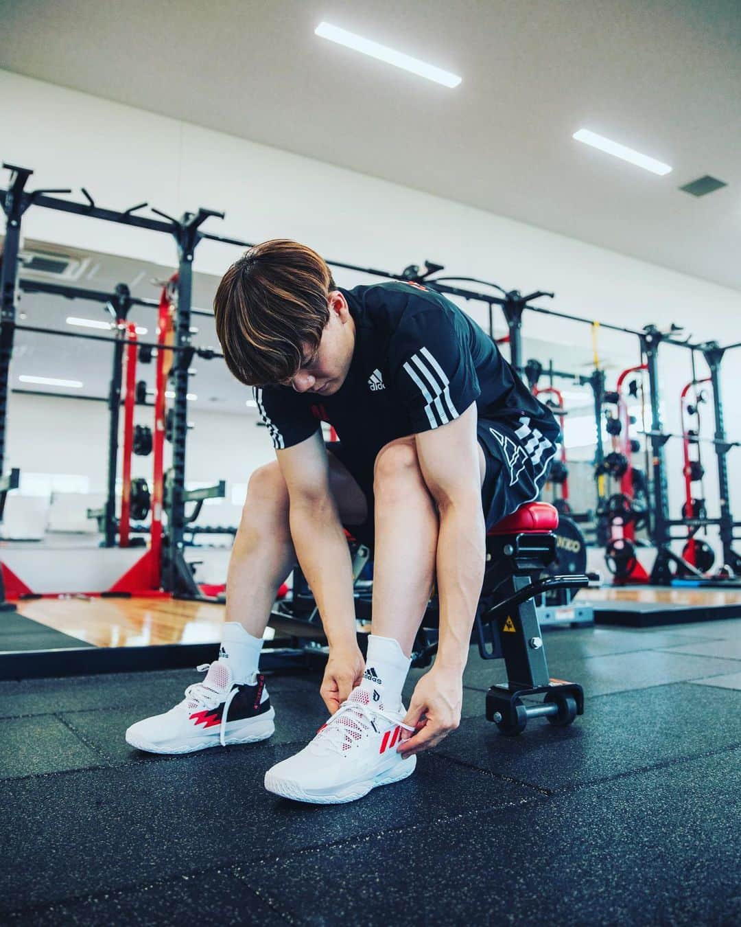 藤永佳昭のインスタグラム：「自分にとっても新しいシーズン このシューズと共に頑張ります。  @adidastokyo @adidasbasketball #adidas #adidasbasketball #teamadidas #BLEAGUE #year8  @yasu58ss」