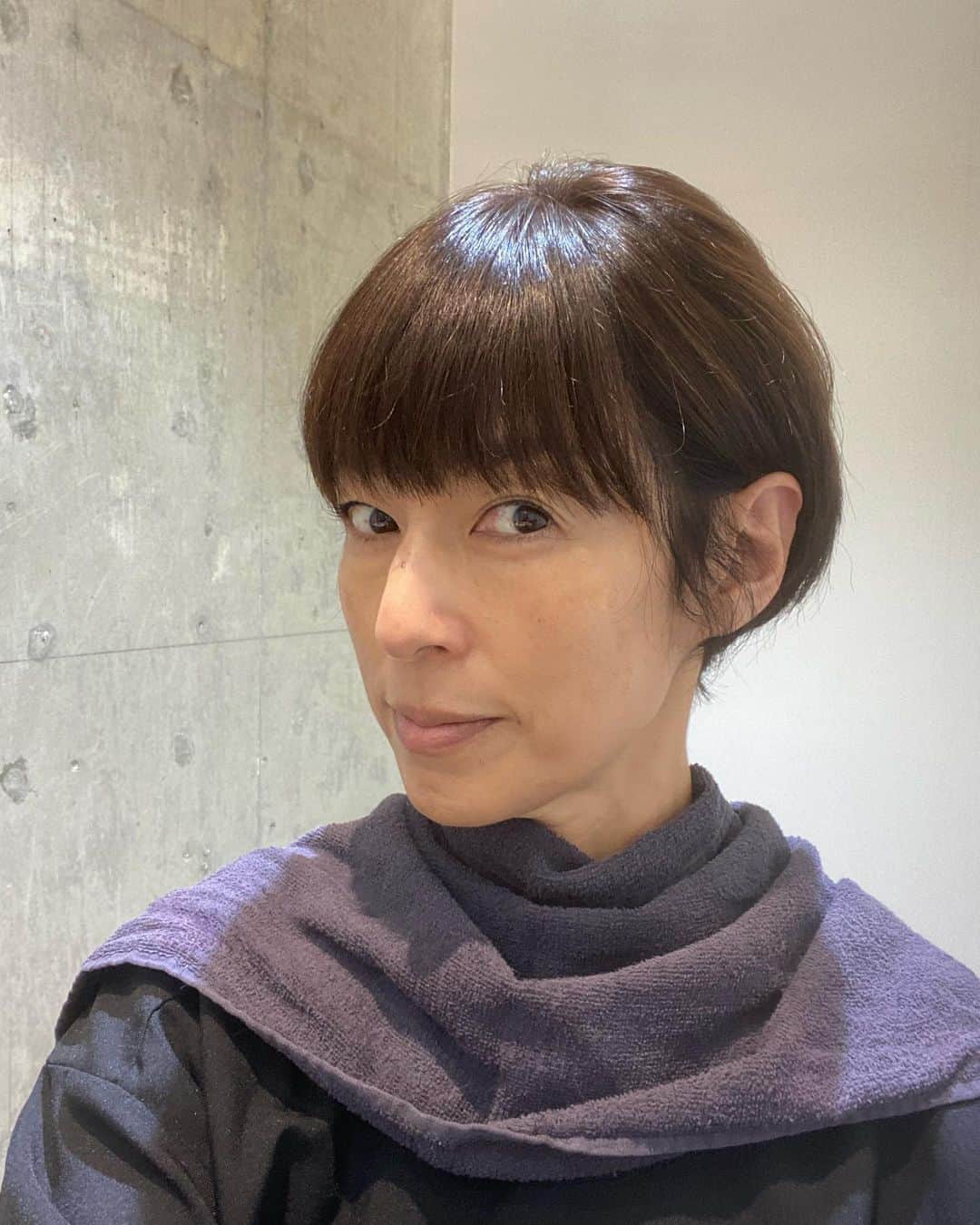 鈴木保奈美さんのインスタグラム写真 - (鈴木保奈美Instagram)「次の作品のために、髪型チェンジ。 美容師さんに遊ばれた。ビートルズだって。自分では、椎名林檎風のつもり…  @modshair_japan」9月30日 20時41分 - honamisuzukiofficial