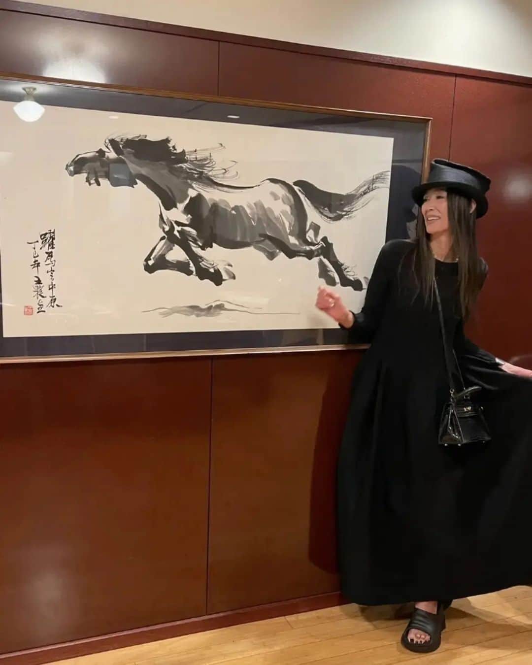 萬田久子のインスタグラム：「待って待って〜❗私も〜♥ 捕まえた❗🐴 私と一緒にどこ行く❓💋 #水墨画 #馬 #ブラックコーデ #萬田久子 #HISAKOMANDA」
