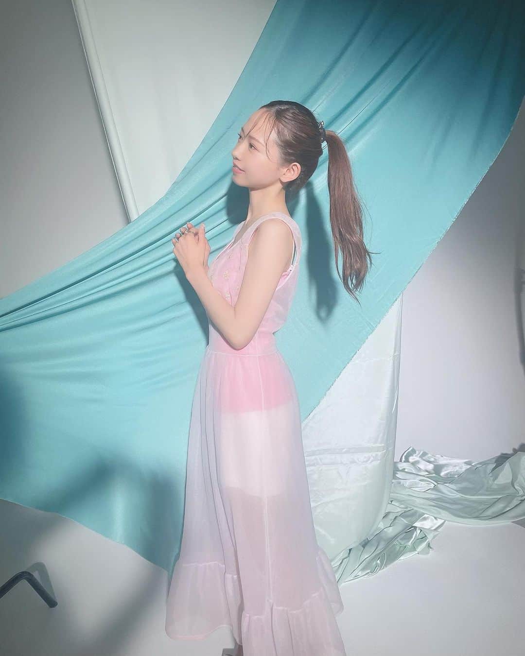 のインスタグラム：「bis11月号発売日👗🤍 @bis_web   わたしが載っているのは… ☁️↓☁️↓☁️↓☁️↓☁️↓☁️  ☑︎bis girls′ list Q&Aに答えています💭  ☑︎パーツケア なかなかできていないパーツケア… たくさん勉強になります🌛  ☑︎人間にせまる！対談コーナー カフェ・ド・人間性 畑美紗起×水野しずさん 見開き2ページにわたりたくさんお話ししました！ 愛武器の衣装を着たかわいいイラストなど🥹 うれしすぎておきにいり∩^ω^∩  ぜひゲットしてご覧ください🌸🌷  #bis #bis11月号 #畑美紗起」