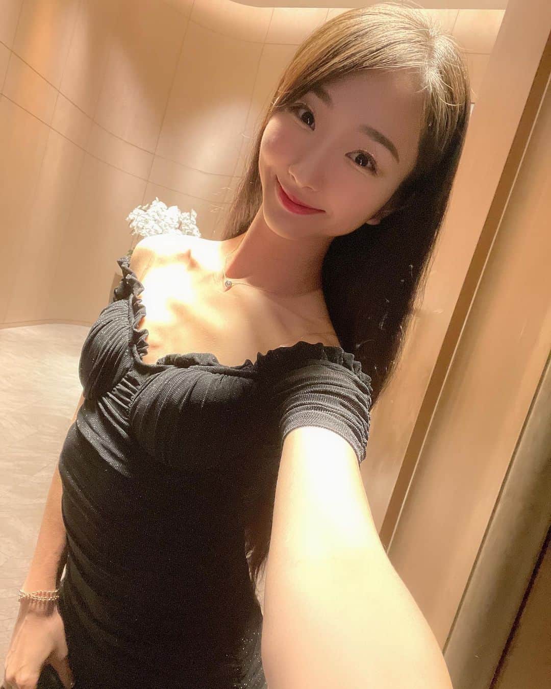 熊野あゆ（澄川鮎）のインスタグラム：「. 🇹🇭👗✨ . . #thailand #thai #bangkok #dress #mini #rooftop #view #awesome」