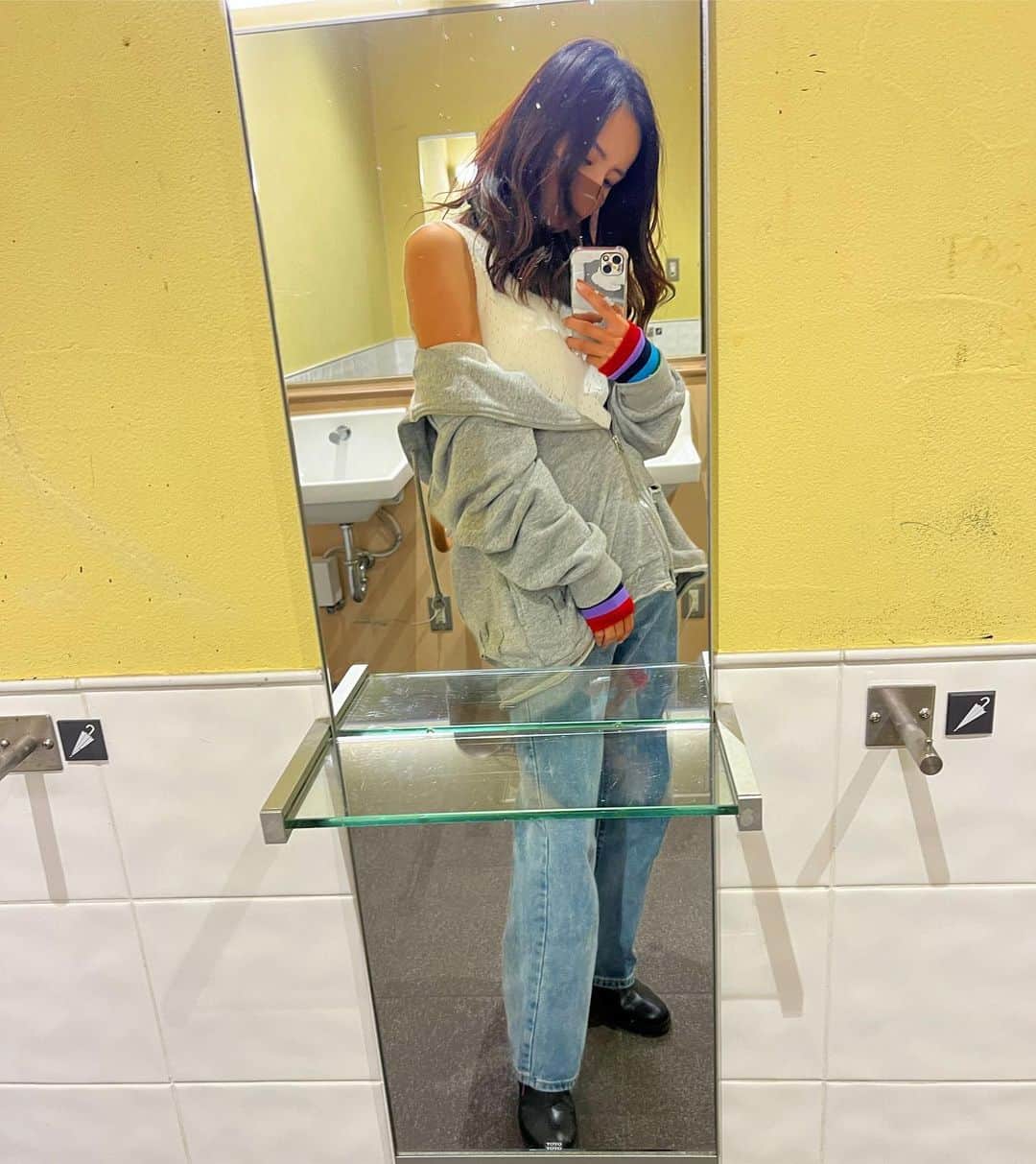 佐野千晃のインスタグラム：「アームウォーマーしてればタンクトップでも良いかなって思うけどどう？笑  虹色アームウォーマー可愛い🤤  #ooted #fashion #girl #moana #もあっしょん #ファッション #コーデ #アームウォーマー #好き #かわいい」