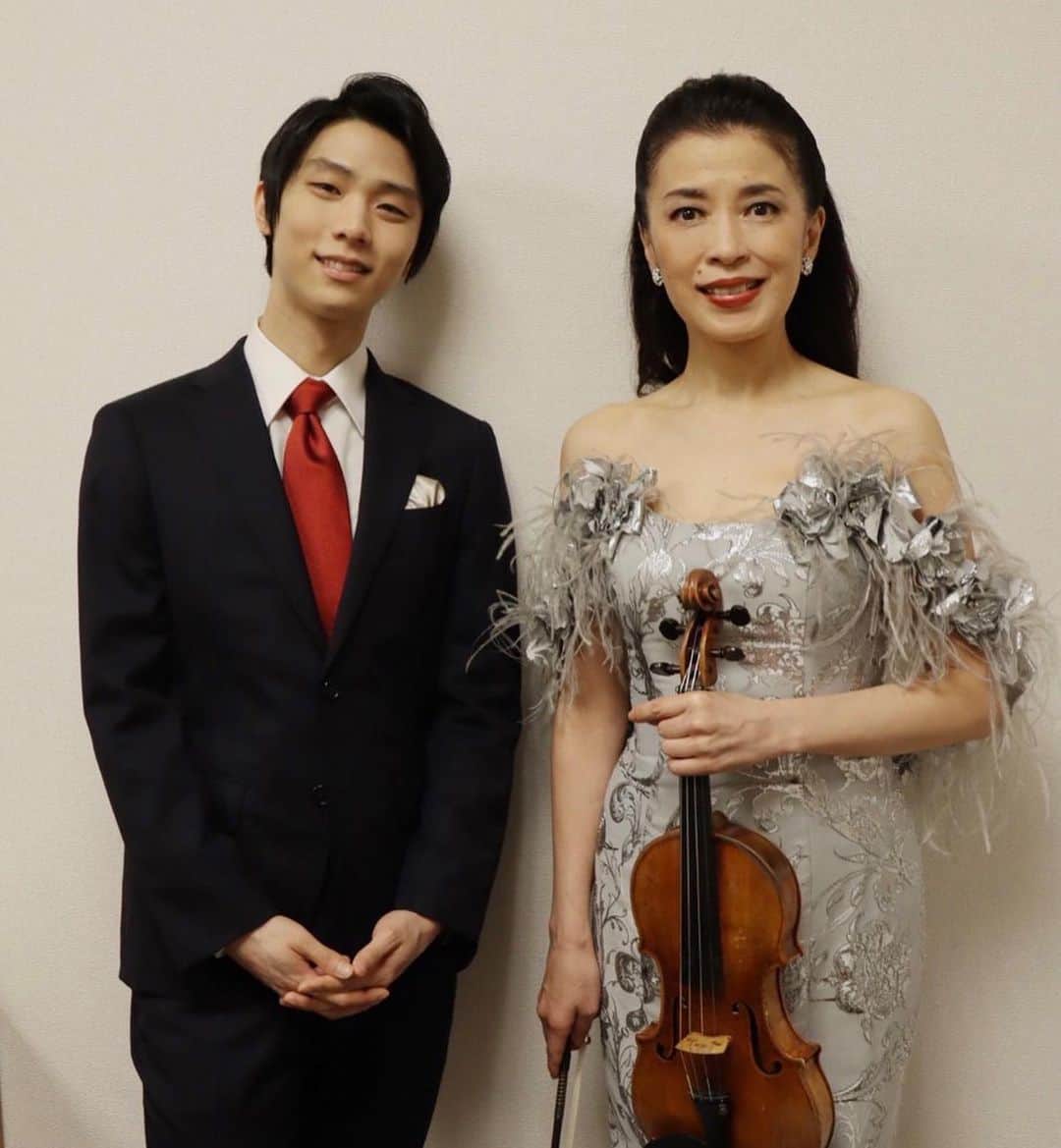 川井郁子のインスタグラム：「お会いできて感激でした(*´∀｀*) #羽生結弦 さん　#日中国交正常化50周年  #顔の大きさが違いすぎる」