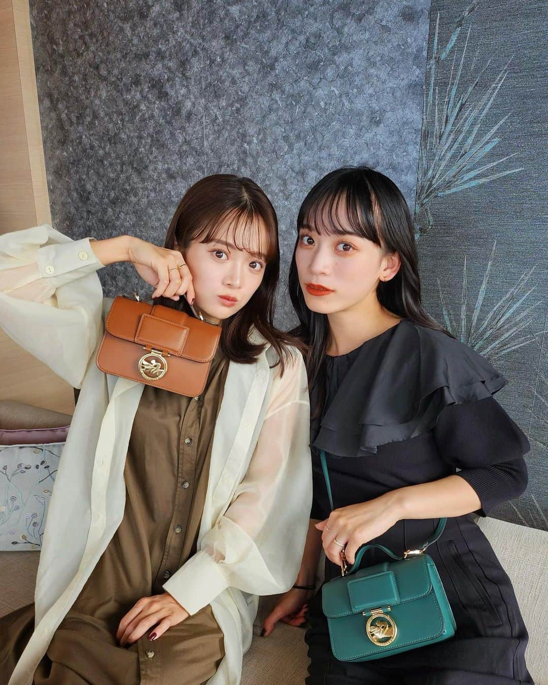 由布菜月のインスタグラム：「お洒落な感じで撮ってもらえたツーショット♡  @longchamp のボックス-トロットのバッグを頂いたので、バッグの色味に合わせて2人で秋コーデ🍁✨ バッグの色味がどれも本当に可愛すぎてたくさん迷った〜🤣 サイズはXSにしました◎小さいのに容量入るので普段用にも使いやすい🫶🏼これからたくさん愛用しよ〜🧡🧡  #LongchampFW22 #LongchampBoxTrot #ロンシャン」