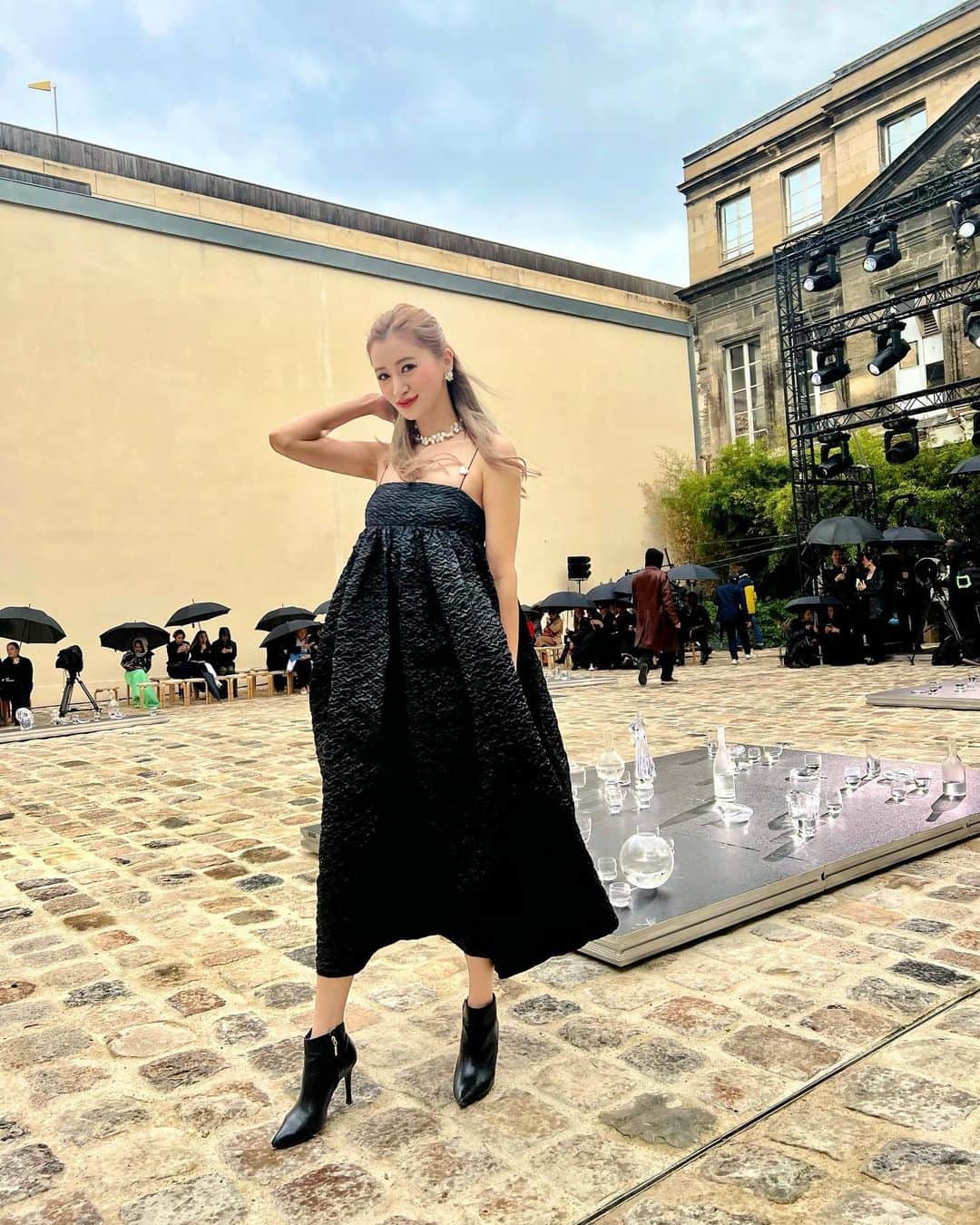 平山美春のインスタグラム：「@ceciliebahnsen SS2023🇫🇷 初めて伺ったCecilie Bahnsenのショー 少女感の残るシルエットに女性らしさがほんのり香るデザインがなんとも言えない可憐さ🌸全てのルックにスニーカーを合わせているところもまた可愛い！ . #ceciliebahnsen #pfw  #paris #parisfashionweek」