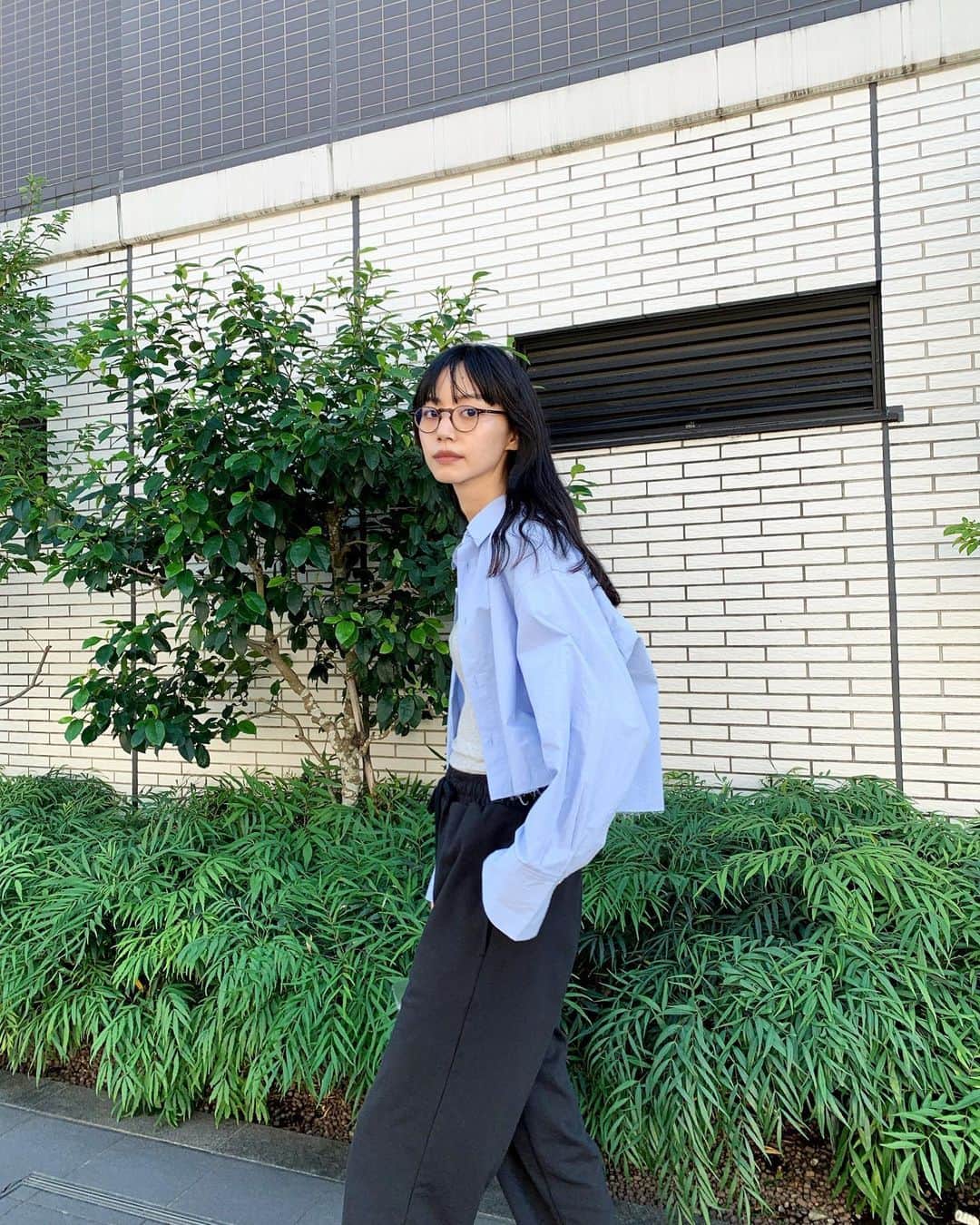 Shiho Sasakiのインスタグラム：「気づけばもう10月😳 来月も可愛い新作いっぱいです💕 着ているショートシャツもお気に入りのうちのひとつ🫰  #MOUSSY#MOUSSYSNAP」