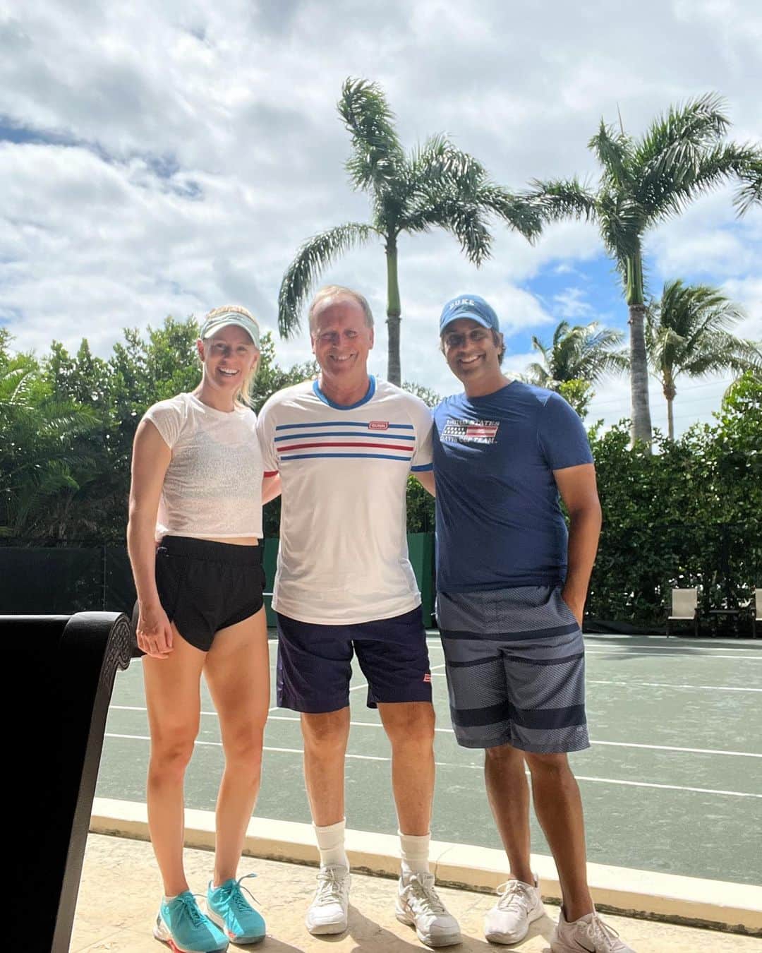 アリソン・リスクのインスタグラム：「@johnmlloyd and 2 of his fans. Thanks for looking out for us!!」