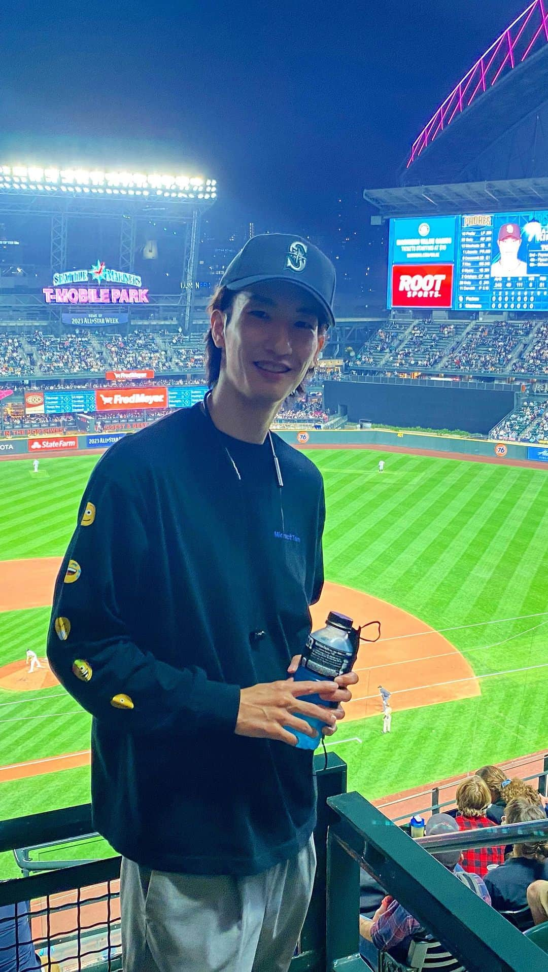 加藤友哉のインスタグラム：「海外のスタジアムで野球を観るという憧れの１つが叶いました⚾️  MLBならではの試合の迫力はもちろん、スタジアム内のショップも見どころ沢山で試合中もコンサートのような演出まで繰り広げられ 終始楽しむことが出来ました  そしてこの日はパドレスの先発でダルビッシュ有が登板し、運よく日本人のピッチングまで観れて大満足でした🤩  Finally, I could watch MLB  game in T-Mobile Park at Seattle⚾️  It was a dynamic game that symbolized MLB. The stores inside the stadium were also a must-see spot and enjoyed the concert-like performance during the baseball game.  Yu Darvish was the Padres' starter that day.I was lucky enough to see Japanese pitcher pitching🤩  #yudarvish #seattlemariners #mlb #tmobilepark #padres  #bachelor #bachelorjapan #bachelorette #bachelorettejapan #Seattle #SeattleDownTown #SpaceNeedle #MoPOP #PikePlace #PikePlaceMarket #Washington #Starbucks #StarbucksReserveRoastery #UniversityOfWashington #DownTown #SeattleMariners #SeattleSeahawks #Gumwall #MicrosoftLife #PeopleOfMicrosoft #microsoft #シアトル #ワシントン #マイクロソフト #バチェロレッテ #バチェラー」