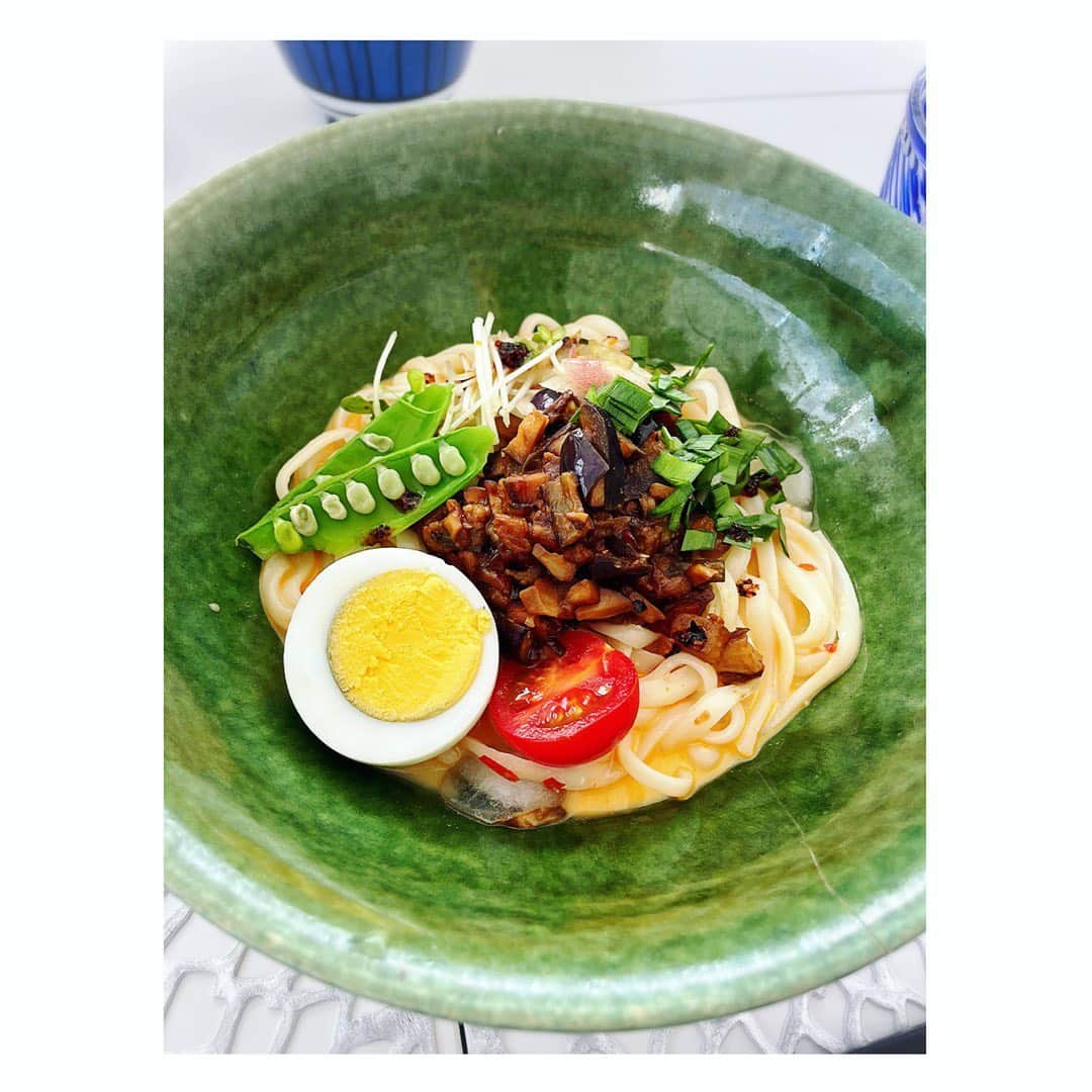 望月理恵さんのインスタグラム写真 - (望月理恵Instagram)「テキトー坦々麺  もはや 坦々麺じゃないかもしれません笑笑  ごまペースト、豆板醤、味噌、中華だしを合わせたスープにはまっています。 ネギとしょうがも入れますね。  このスープさえあれば あとは中華麺やうどんや素麺やら を茹でるだけ。 いつでも簡単に作れてしまい、 いつでも食べられる、、 お腹いっぱいでも食べられる  そして人生MAXの体重になろうと しております。 うまいはこわい #坦々麺 #また作ってしまった #テキトーレシピ  #写真は冷やし坦々麺 #しかもうどん #しかも肉味噌ではなく茄子で作りました。 #最後にたっぷりかけるラー油が これまた美味しいのです。 #いつもは具なしで食べてます😂」9月30日 21時42分 - mochiee28