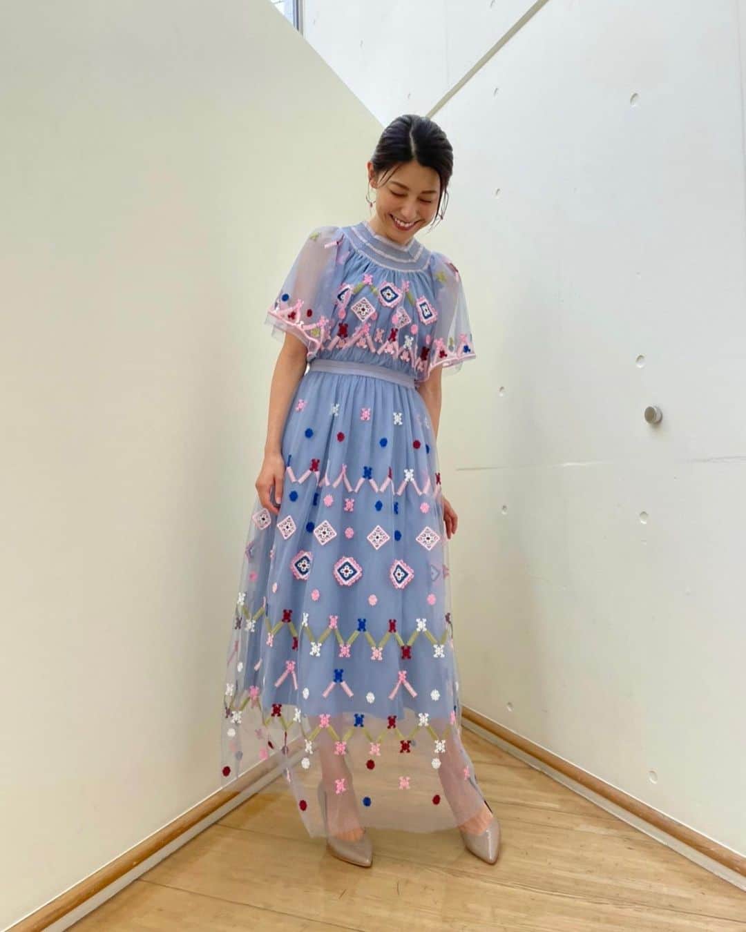 上村彩子さんのインスタグラム写真 - (上村彩子Instagram)「. . 10月のPick up! BS-TBSは 細かい刺繍がかわいいワンピースです！  今年もあと3ヶ月。 笑顔で過ごしましょう🤗  👗→wildlily_daikanyama  #bstbs」9月30日 21時46分 - saekokamimura