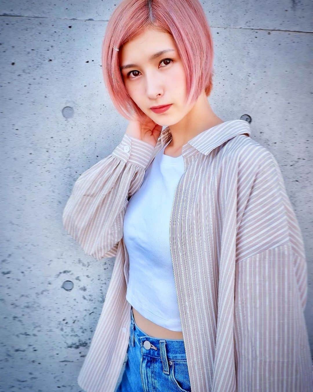 加藤優のインスタグラム：「TOP画かえました 写真撮るとき手を首に持ってきがち✋笑  #shein #sheinコーデ #ピンク髪 #pinkhair」