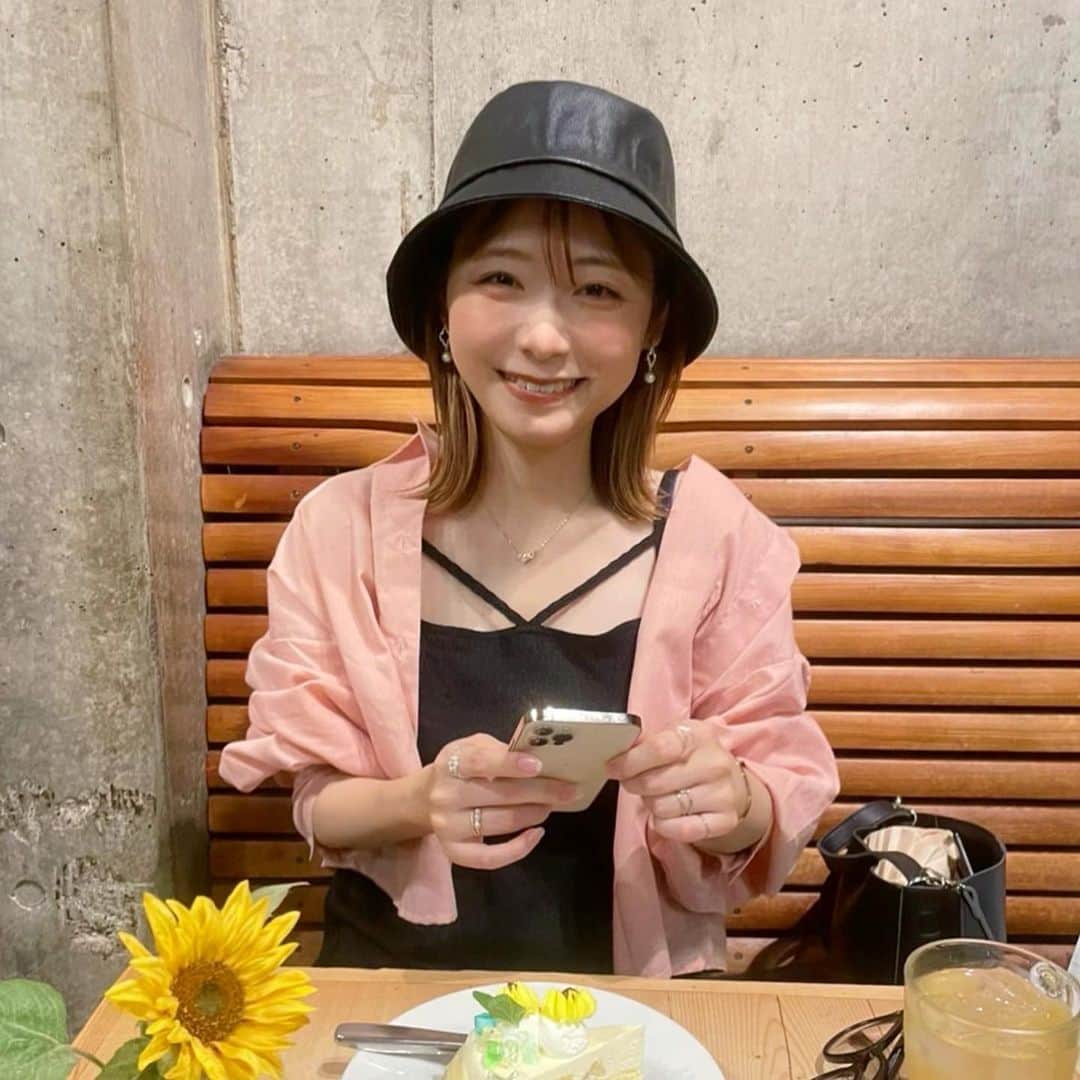 てぃーみきのインスタグラム：「お友達とカフェ☕️🍃 メガネ新調したのだ👓  #でもこの写真メガネかけてない」