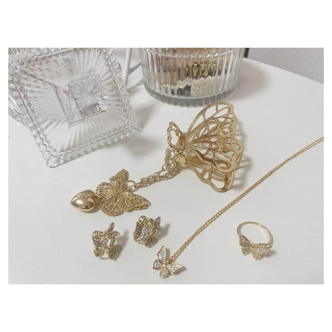 のインスタグラム：「🦢🕯🤍‪ꔛ‬  ・  今日はお買い物してきた🛒𓈒𓂂𓏸  可愛いアクセサリーいっぱい見つけてお迎えしてしまったよね……  蝶々デザイン好きなんだ…  大好きなミッフィーの物もお迎えしてしまった……  みんなよくあんちゃん何もらったら嬉しい？って聞いてくれるけど、ミッフィーグッズ貰ったら飛んで喜ぶからみんな悩んだらこれ思い出して𓃺𓈒𓏸 笑笑  他にも秋服とか新しいカバンも買ったの❕  今月は人と会う機会が多いから新しいもの身につけるの楽しみだなぁ  早くネットで頼んでる秋服も来て欲しい𓏗𓏗  みんなは最近なにかお買い物した〜？？」