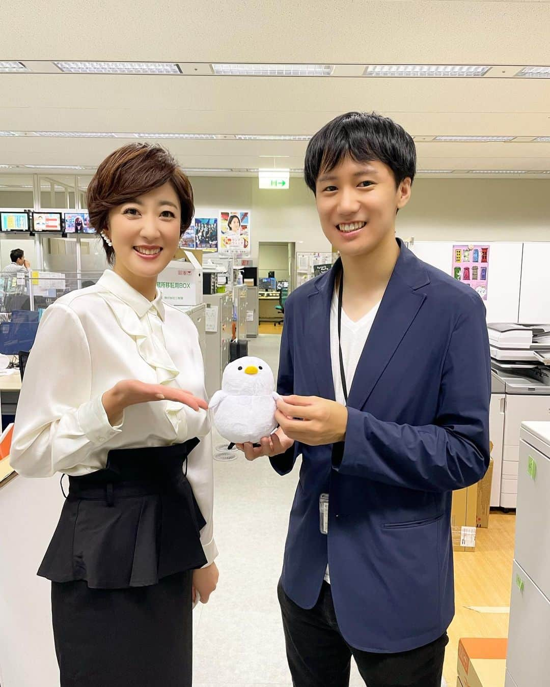 池尻和佳子さんのインスタグラム写真 - (池尻和佳子Instagram)「TBSから3ヶ月間RKBの「タダイマ！」に携わってくれていた岩永ディレクター。 お別れの日にご挨拶できて、嬉しかったです。  「THE TIME,」シマエナガちゃんに、くれぐれもよろしくお伝えください。またお会いできる時を楽しみにしています。  衣装ご協力ありがとうございます。 @undicinove_official99  @clear.official   #tbs#thetime#シマエナガ ちゃん#可愛い#癒し #早起き#応援#また#遊びに来てください#rkb #タダイマ#岩永 ディレクター#お疲れ様でした #気をつけて#東京へ#お戻りください#とても #良い思い出#です#アナウンサー#池尻和佳子 #衣装#undicinove#clear#skirt#black #&#white#挨拶リスト#素敵」9月30日 22時10分 - wakako_ikejiri_rkb