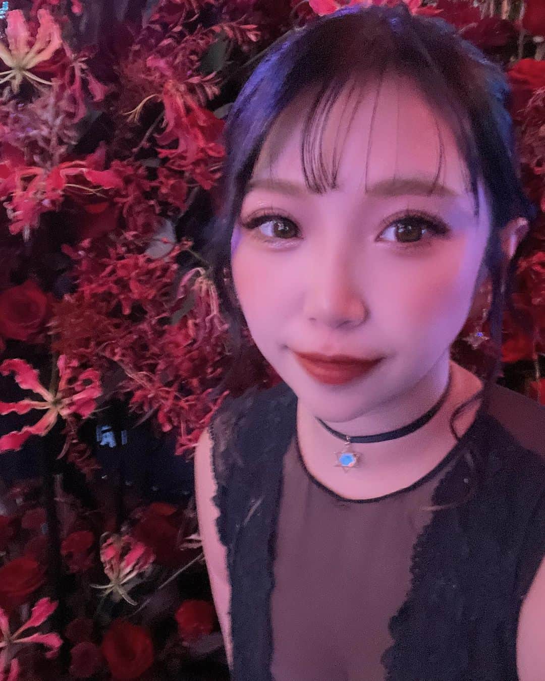 REIちぇるのインスタグラム：「写真は3枚並べた方がいいと聞いてwwww ＃パリオン #エンタメ活動を止めない #バーレスク #六本木 #ショー #ボブヘアアレンジ」