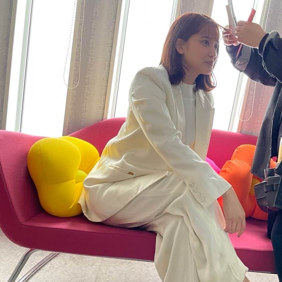 山崎紘菜のインスタグラム：「✨ WOWOWドラマ『DORONJO/ドロンジョ』 YouTubeにて第一話が無料先行配信されましたー！ そして10/7はみんなで配信記念インスタライブしますので、そちらもお願いします！ ガンちゃんが撮ってくれた写真🤳ヤッター！ #DORONJO #ドロンジョ #WOWOW」
