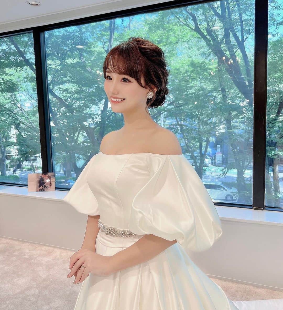 のインスタグラム：「⋆  @weddingbox_omotesando さんのドレス、 とっても可愛いドレスばかりで悩みました𓏧🥲🤍  大人っぽいドレスから 可愛いドレスまでラインナップ豊富でした！🫣  撮影ではレースとビジューが可愛らしいドレスを選んだよ〜👗  オフショルドレスもとっても可愛かったです🥺  アクセサリーもたくさんあって、 迷いまくったので、スタッフさんにコーディネートしてもらいました☺️✌🏻  #プレ花嫁 #花嫁 #おしゃれ花嫁 #試着レポ #ドレスレポ #東海プレ花嫁 #結婚式 #ウエディングドレス  #ウェディングドレス試着  #ウェディングドレス選び #2022冬婚 #2022秋婚 #披露宴 #披露宴会場コーディネート #プレ花嫁 #プレ花嫁準備 #プレ花嫁さんと繋がりたい #プレ花嫁ダイエット #プレ花嫁2022 #前撮り #ウェディング前撮り #ウェディング撮影 #ウェディングフォト  #ウェディング準備 #結婚式前撮り #結婚式ドレス  #weddingbox #表参道 #ウェディングボックス」