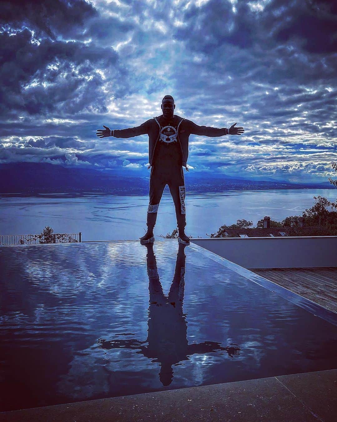 マリオ・バロテッリのインスタグラム：「We are all Gods of our worlds 🌍」