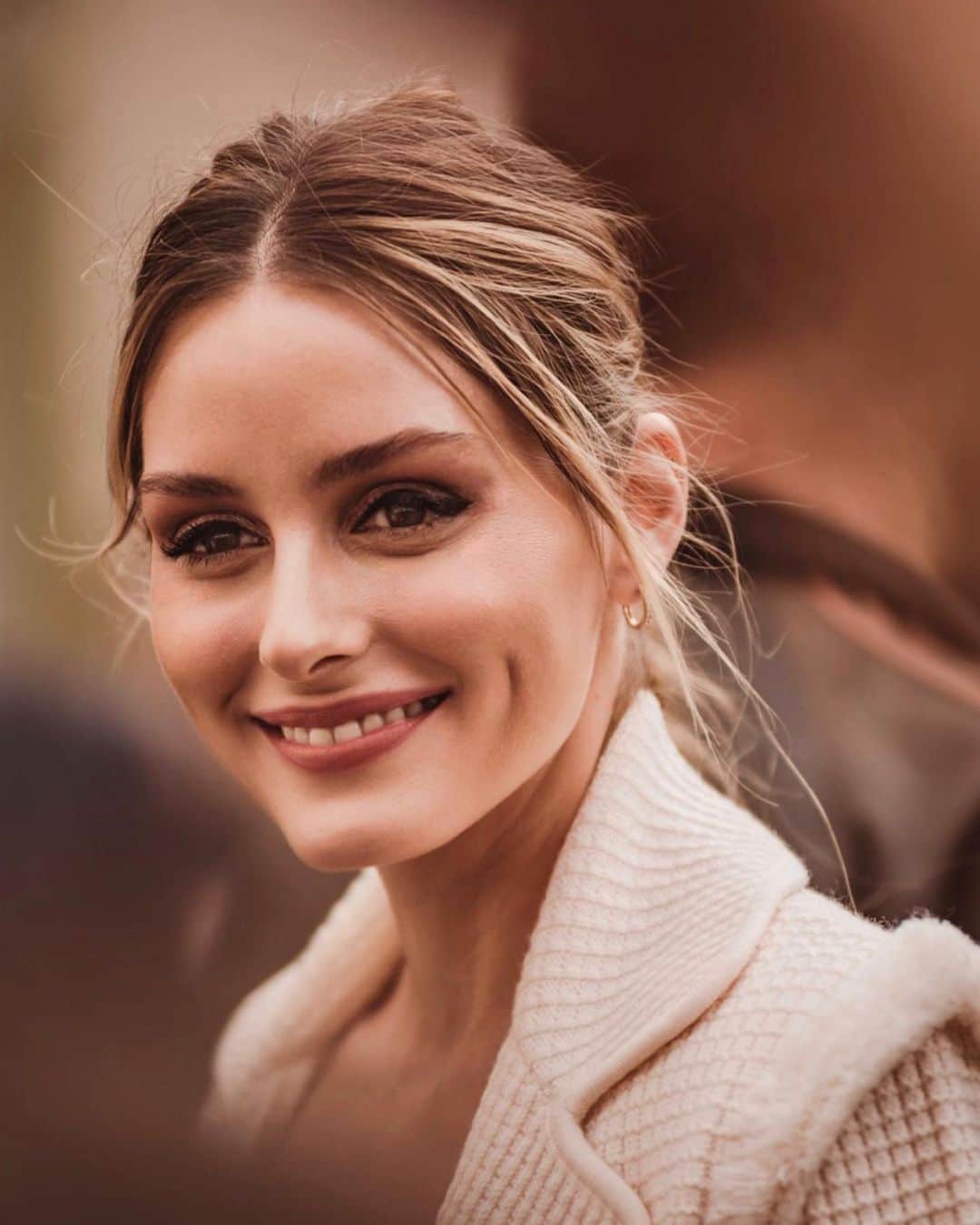 オリヴィア・パレルモのインスタグラム：「Fashion Month beauty go-tos: Eyeshadow Palette in O'Naturel & Matte Lipstick in Rosebud ⭐️⭐️⁣⭐️⭐️⭐️ Full beauty breakdown on this look by @ncatarinomakeup below ⬇️ ⁣ ⁣ 📷: @simone_bracco⁣ ⁣ SKIN:⁣ @charlottetilbury Magic Cream ⁣ Prime Time Illuminating Serum ⁣ @CharlotteTilbury Hollywood Flawless Filter⁣ @CharlotteTilbury Beauty Skin Foundation ⁣ @CharlotteTilbury Beautiful Skin Radiant Concealer⁣ @CharlotteTilbury Beautiful Skin Sun-kissed Bronzer ⁣ @NARS Orgasm Blush⁣ ⁣ EYES: ⁣ @CharlotteTilbury Brow Cheat ⁣ @CharlotteTilbury Brow Fix ⁣ @CharlotteTilbury Pillow Talk Mascara ⁣ Eyeshadow Palette in O'Naturel ⁣ @MAC Black Eyeliner ⁣ ⁣ LIPS:⁣ Matte Lipstick in Rosebud ⁣ @CharlotteTilbury Lip Cheat in Pillow Talk」