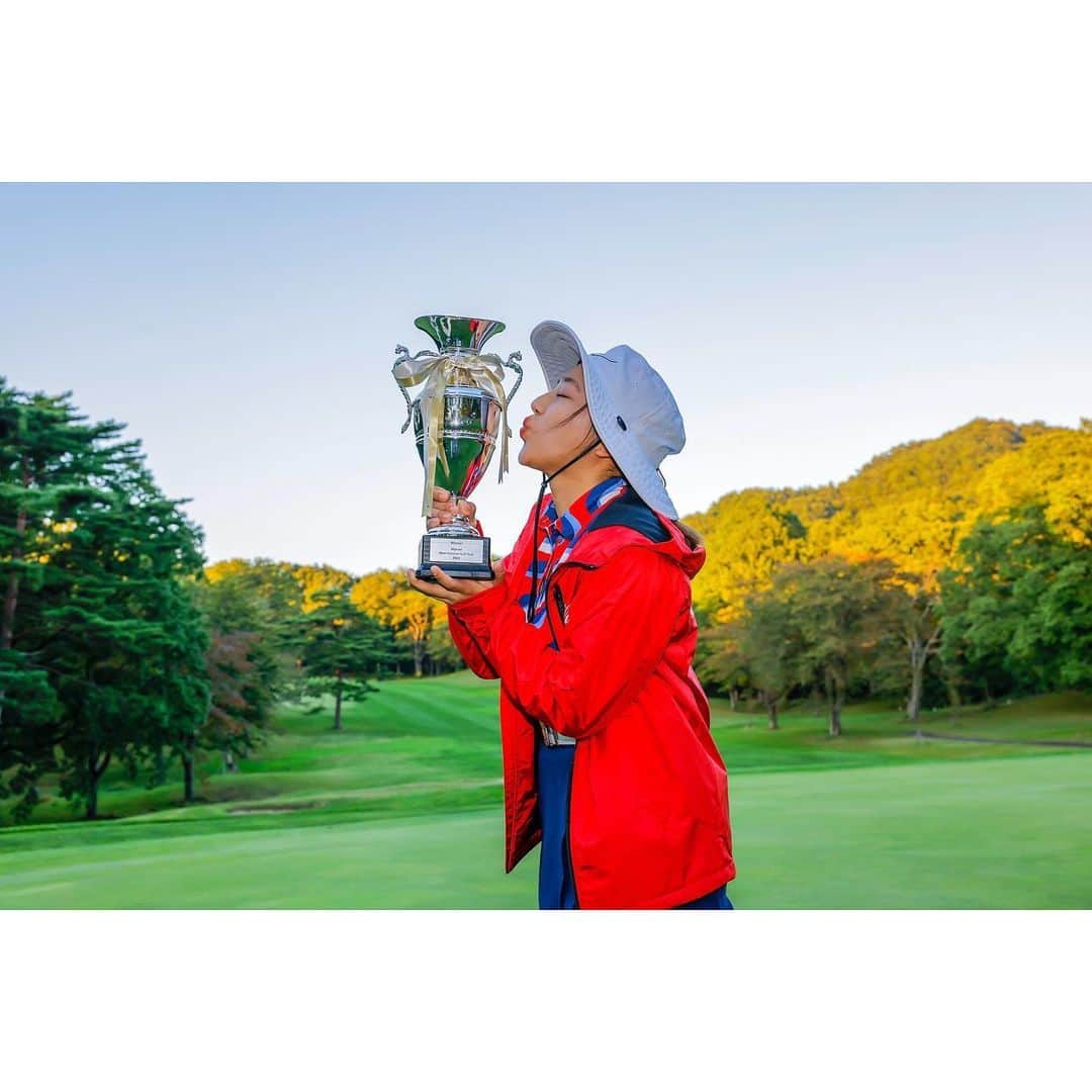 幡野夏生のインスタグラム：「#マイナビネクストヒロインみちのくコカコーラレディース 優勝しました🫰💓 * #マイナビ 様 #みちのくコカコーラ　様 関係者の皆様、このような素敵な大会を開催してくださりありがとうございました！！！ そして投票してくださった皆さま、ありがとうございました！💜 * そして何件かDMいただいていますが、真面目にやる＝静かに黙々とやるということが、全て正しくてそれ以外はダメなのでしょうか？ 人生のなかでゴルフは仕事でありますが、仕事のゴルフを楽しくプレー、試合してはいけないのでしょうか？ ワタシはオンとオフ、集中と緩和を大切にしています。 それぞれの個性を認めること、そしてなにより適切な言葉でのメッセージを送っていただけると助かります。 * #マイナビ初優勝 #ワタシが次のネクストヒロイン🦸‍♀️💜 #ヒロインビーム * 真中さん素敵な写真ありがとうございます！ @manacamera55_golf  * #ジーオーピー #PGM @pgm.official #環境ステーション @kankyo_station #成山商店 #loudmouth #ラウドマウスジャパン @loudmouth_japan_official #ミズノ @mizunogolf_japan #アイインテグレーション * #幡野夏生のプロゴルファーに私はなる #YouTube #YouTuber #ゴルフ #ゴルフ女子 #ゴルフスイング #バーディーダンス #キャサリン #プロゴルファー #golf #golfswing #jlpga #lpga」