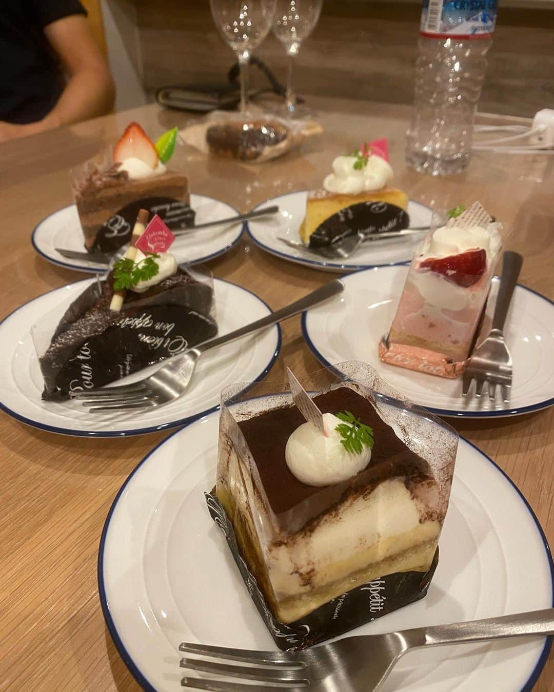 奥家沙枝子さんのインスタグラム写真 - (奥家沙枝子Instagram)「9月も今日で終わり。先日、9/27で35歳になりました！ 大好きな友達、楽しい仲間たち、大切な家族、そして最愛の人にお祝いしてもらって最高に幸せな誕生日月間🥰  この1年は今まで全くやってこなかったようなことにチャレンジしたい😌💫 計画ネリネリ🍦  #birthday #love #bff #family #goodday #september #tokyo #friend #lover #cafe #restaurant」9月30日 23時30分 - saekookuya