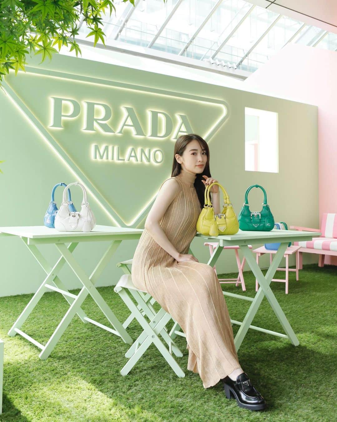 泉里香さんのインスタグラム写真 - (泉里香Instagram)「PRADAのポップアップストア "PRADA village"へ🌳 パステルカラーで包まれたボックスの中に広がるプラダの世界観を感じてきました。 カラフルな新作アイテムもぷっくり感もとても可愛かった🤍    #PradaVillage   @Prada 9/30～10/16六本木ヒルズにて」9月30日 23時33分 - rika_izumi_