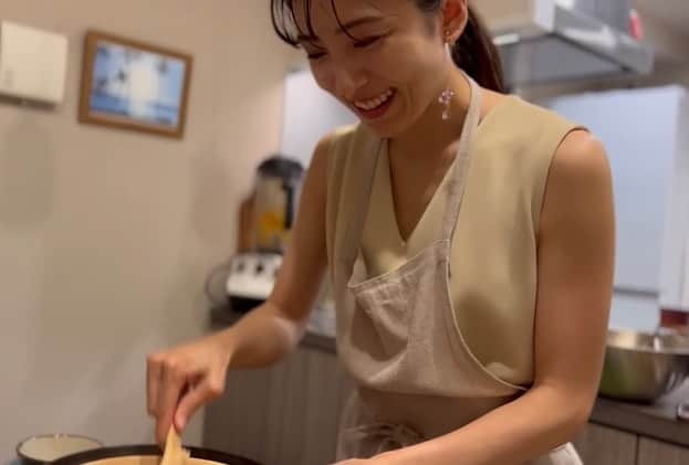 松井絵里奈さんのインスタグラム写真 - (松井絵里奈Instagram)「秋の味覚🍁🥰 岩手県から、立派な松茸がーーー‼︎  調理するのも初めてで テンション上がりました。  松茸ごはんに、松茸のホイル焼き。 香りも旨味も口いっぱいに広がり幸せになりました🤤  そろそろ、栗が食べたいな〜♪  秋の味覚、召し上がりましたか？？  #松茸ごはん #秋の味覚 #岩手県松茸 #🌱 #奈良県の食材 #奈良#NARA #💓 #松井絵里奈 #えりなごはん #お料理好きな人と繋がりたい」10月1日 0時07分 - erina74xx