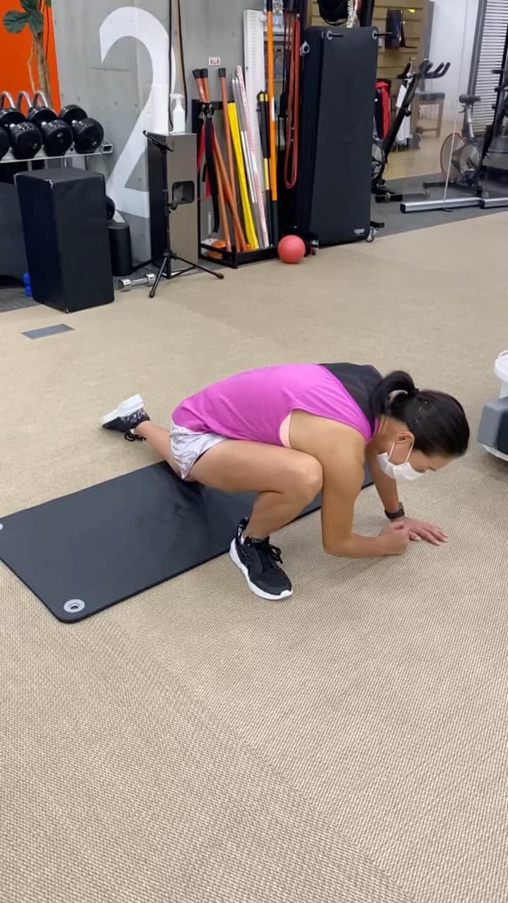 のインスタグラム：「トレーニングの日 @R-body_ official@ メニューが変わってから1ヶ月。 すっごく体が硬い私は最後のポーズ踵を手で触れなかった私ですが地道に継続したらやっと手で踵を触れるようになりました。 めちゃくちゃ嬉しい！！！  #伊達公子 #kimikodate  #テニス  #テニスプレイヤー #tennis  #tennisplayer #2022年9月30日 #2022 #2022年 #トレーニング #training #ワークアウト #workout #rbody #皇居ラン #皇居ラン1周 #5km #running #トレーニング後のラン #大手町 #プーマ #puma #pumajapan #プーマグラム #pumajapan」